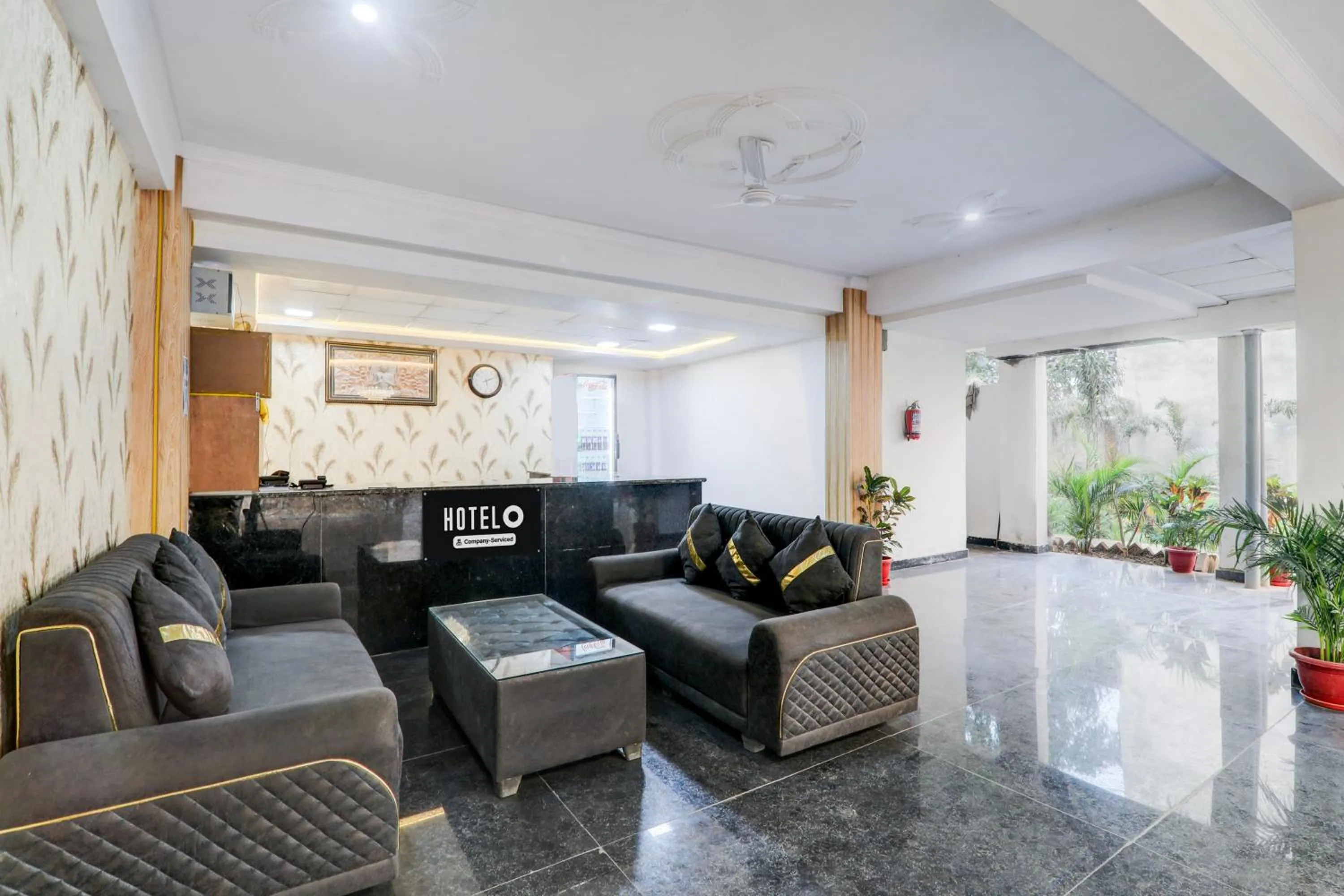 Lobby or reception in Super Hotel O BBD Lucknow Formerly 7th Heaven