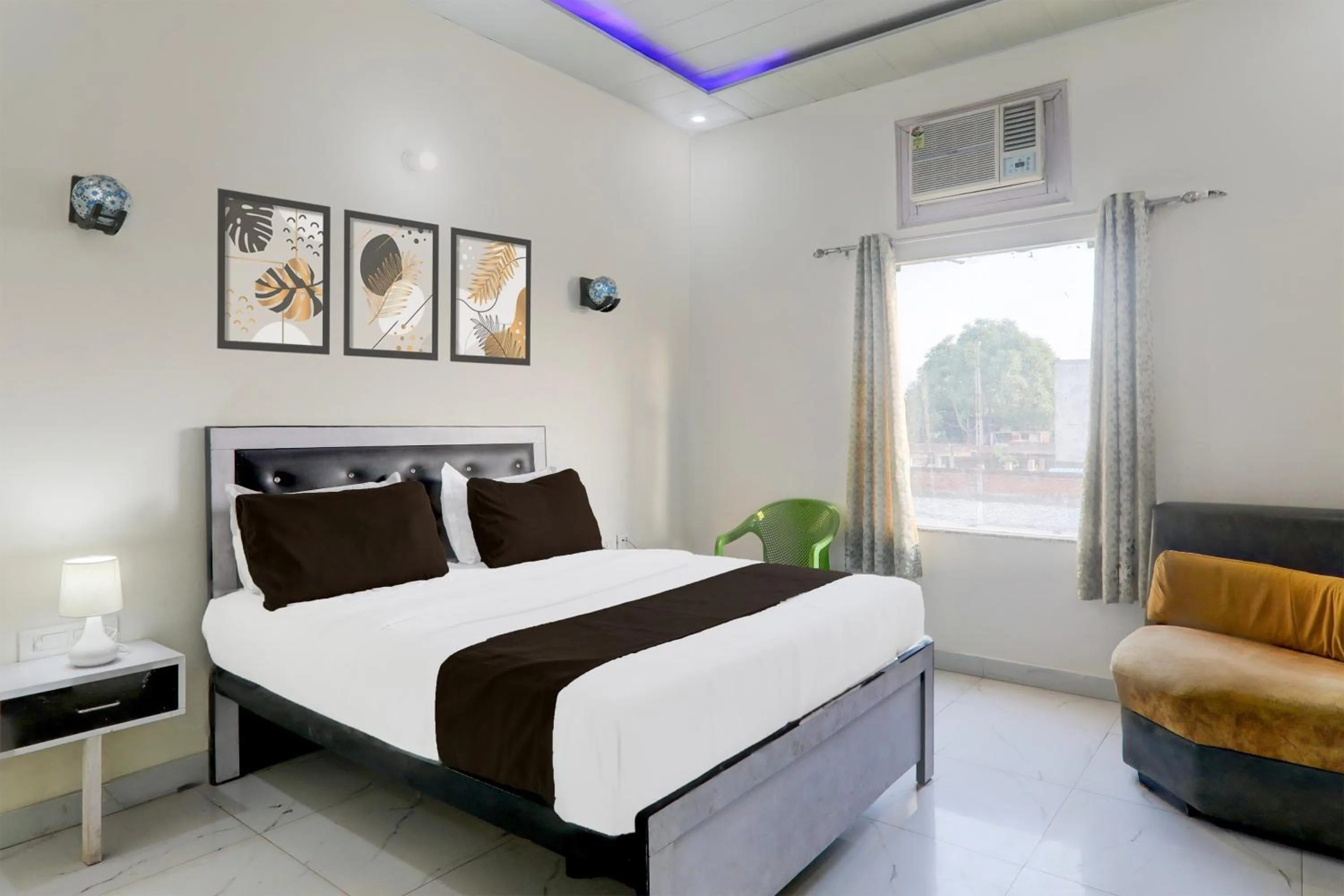 Bedroom in Super Hotel O Banthara near Airport