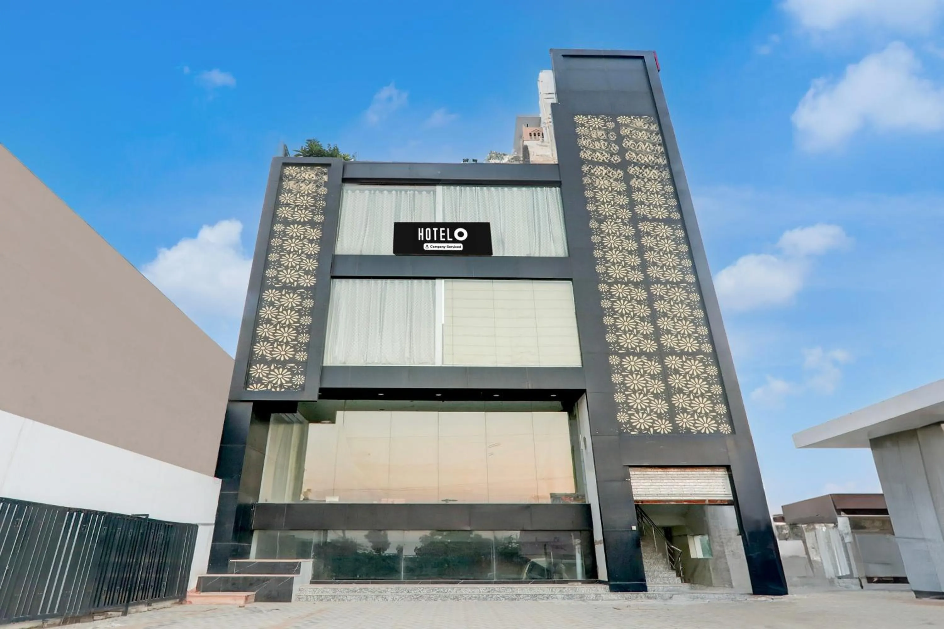 Facade/entrance in Super Hotel O Banthara near Airport