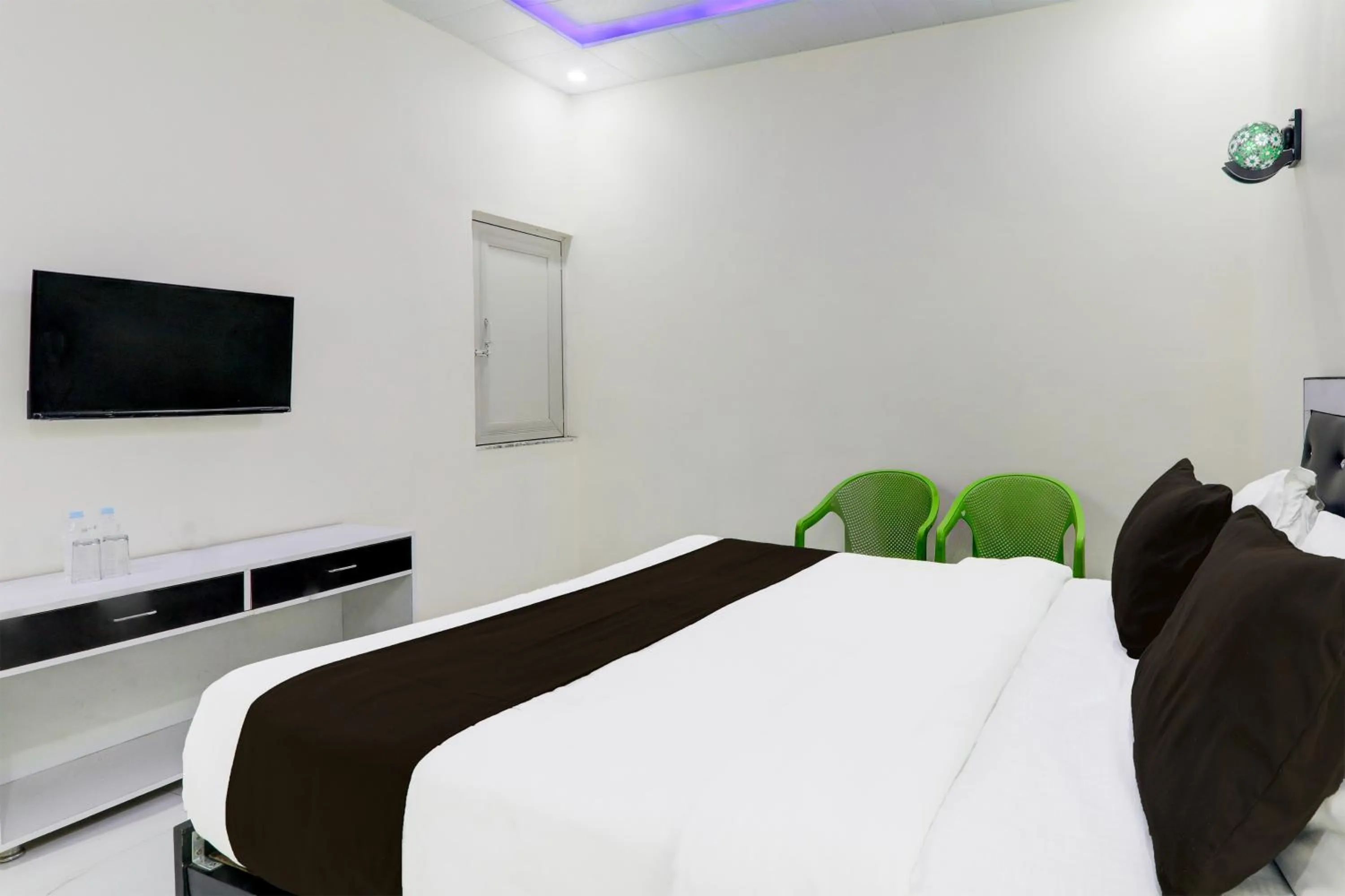 Bedroom in Super Hotel O Banthara near Airport