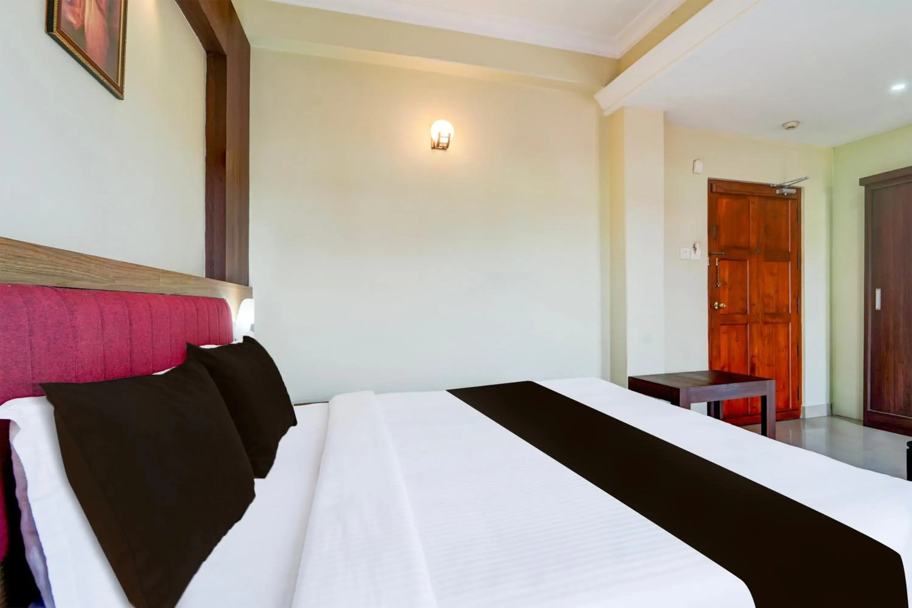 Bedroom, Bed in Super Townhouse MG Road Trivandrum Formerly Nandanam Park Bedroom, Bed in Super Townhouse MG Road Trivandrum Formerly Nandanam Park