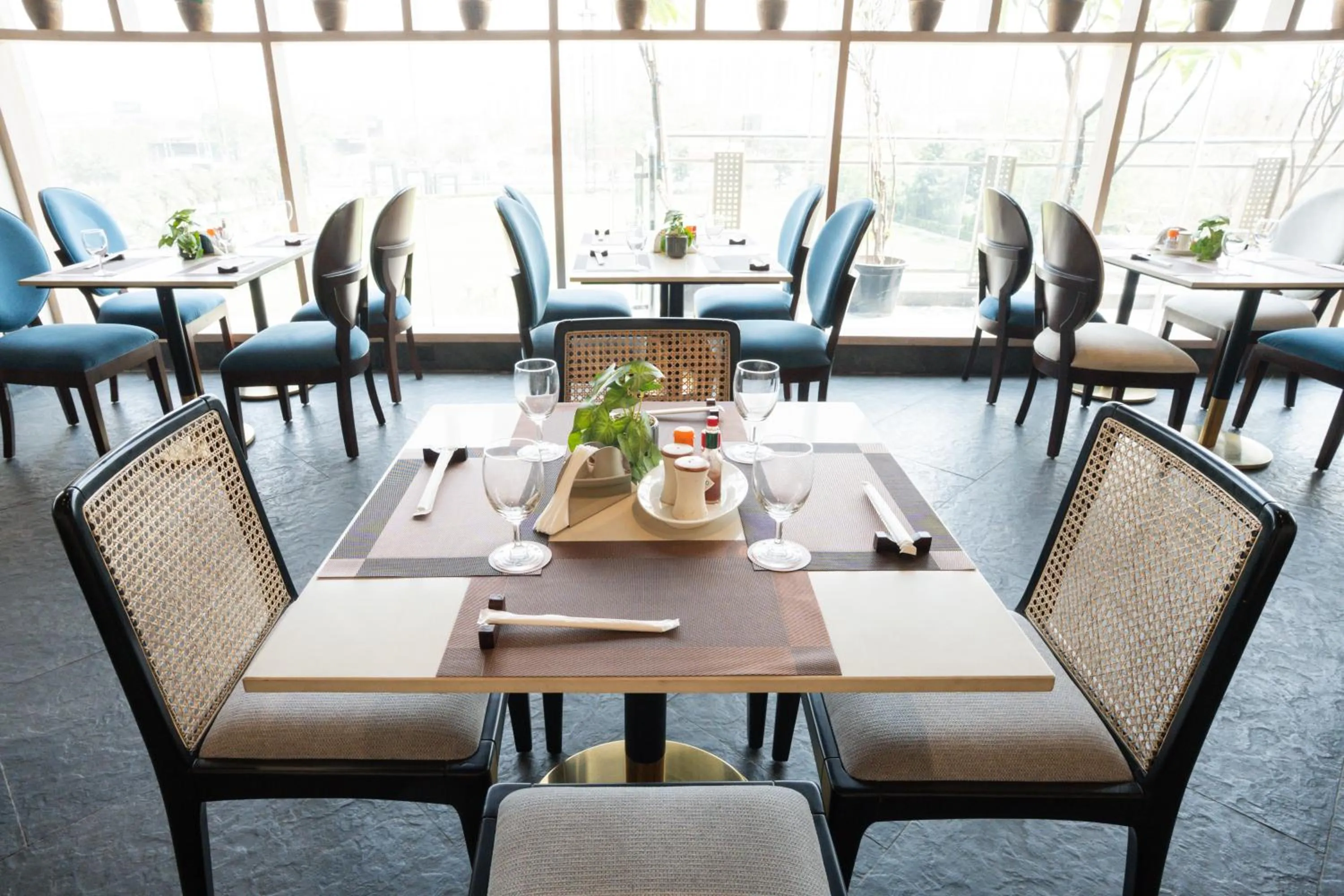 Restaurant/places to eat in AR Suites KLJ Square