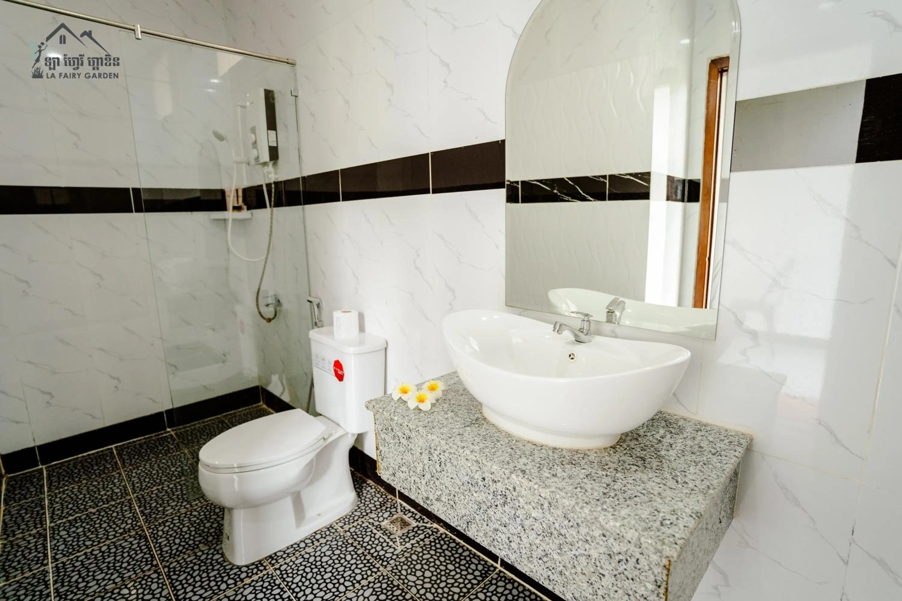 Toilet in La Fairy Garden Resort