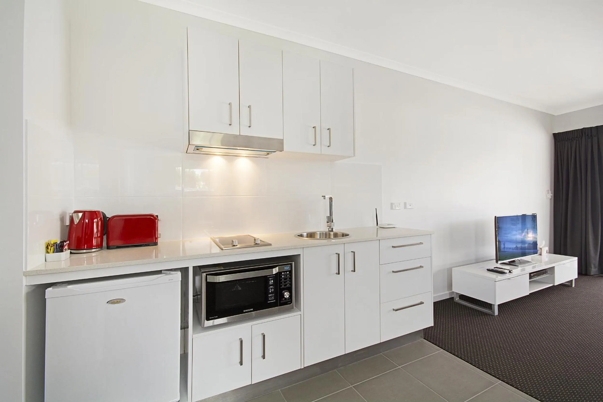 Kitchen or kitchenette in Cooroy Luxury Motel Apartments