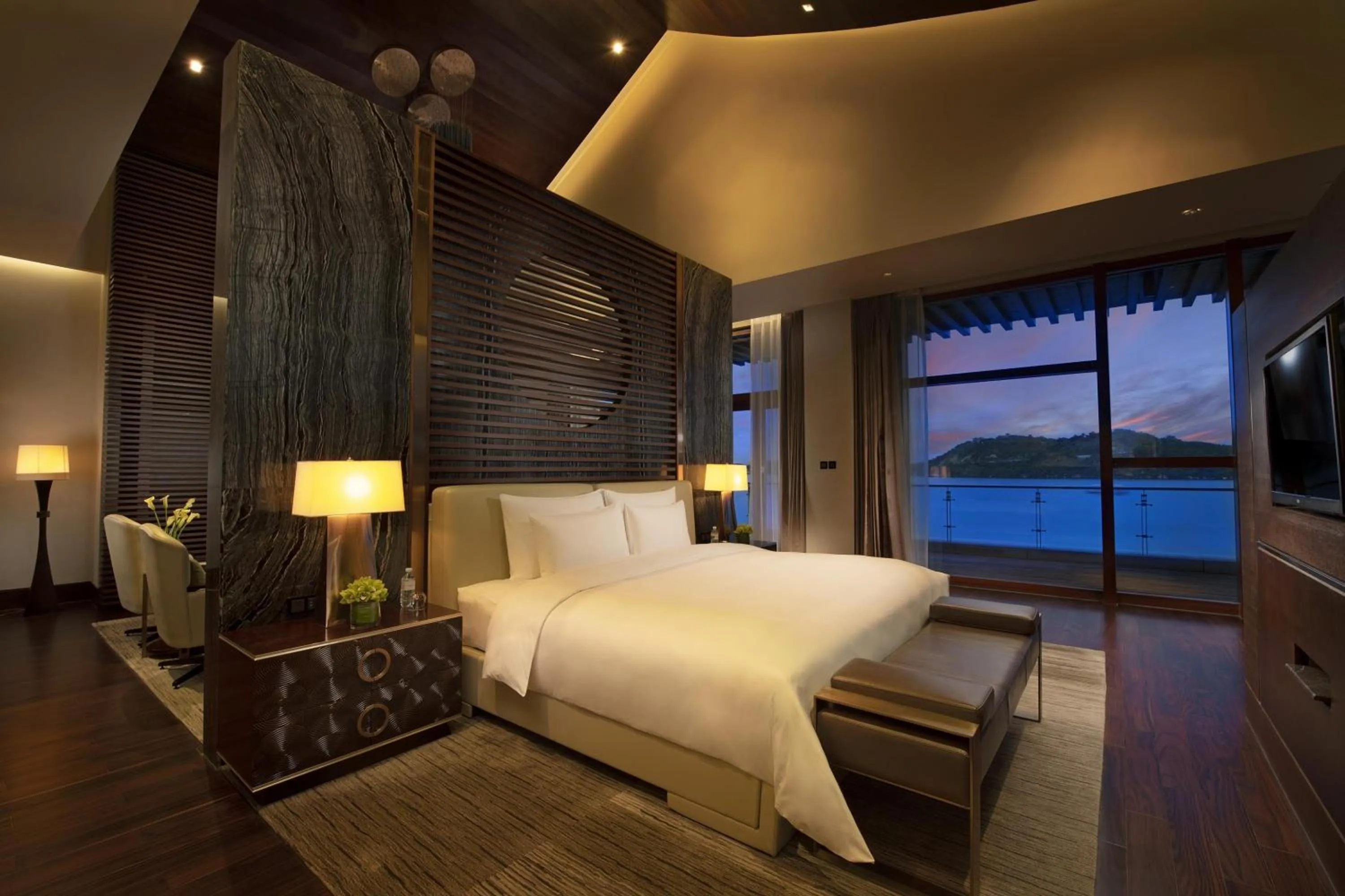 Photo of the whole room, Bed in Yanqi Hotel, Managed by Kempinski