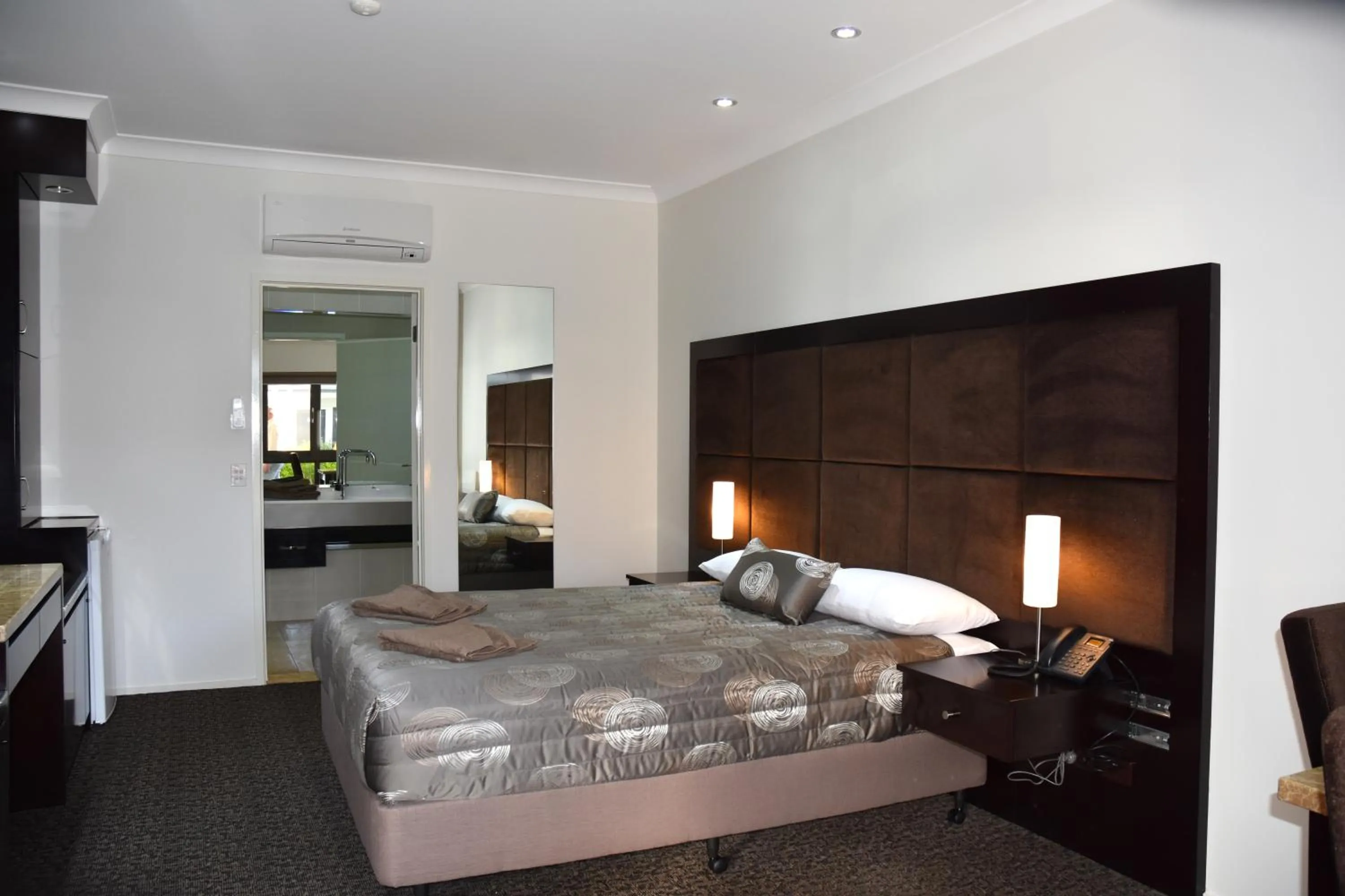 Bedroom, Bed in Western Downs Motor Inn