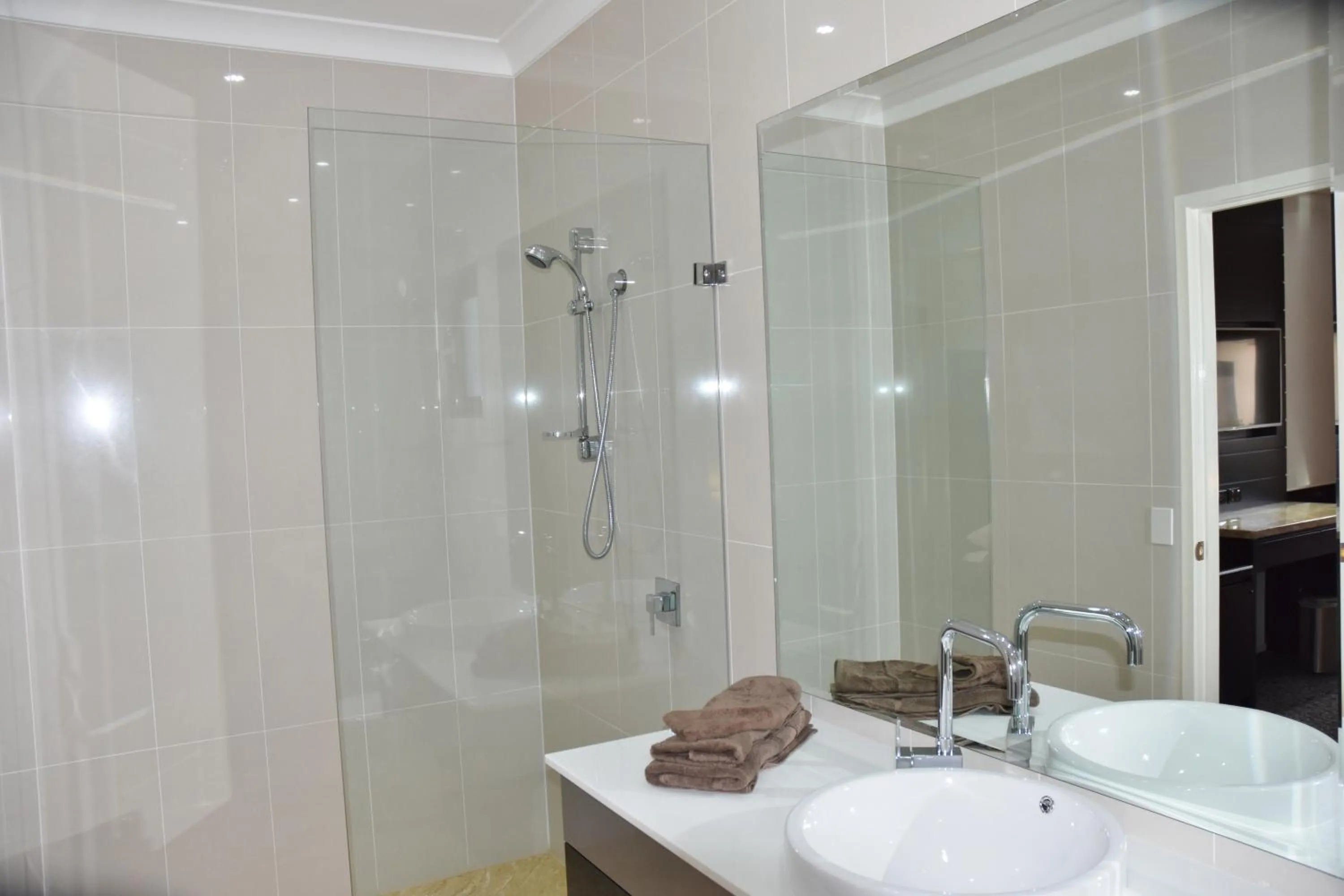 Bathroom in Western Downs Motor Inn