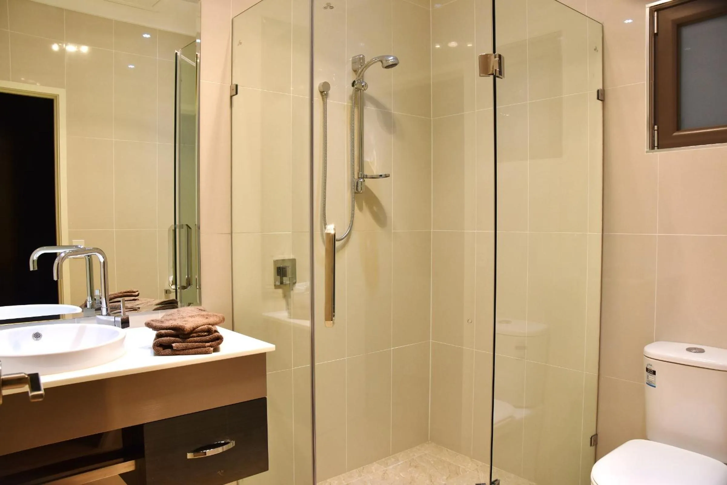 Bathroom in Western Downs Motor Inn