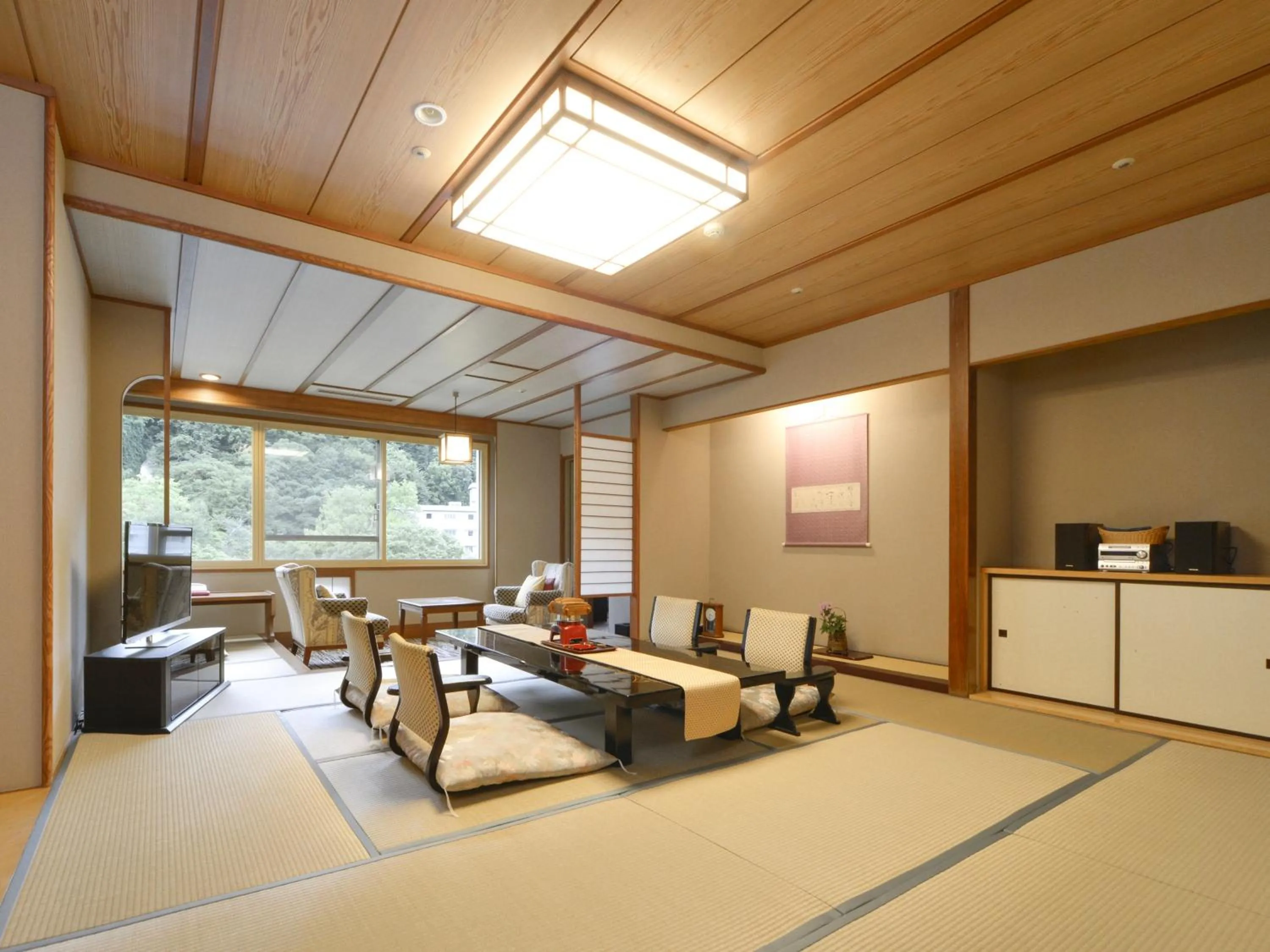 Photo of the whole room in HanaMOMIJI