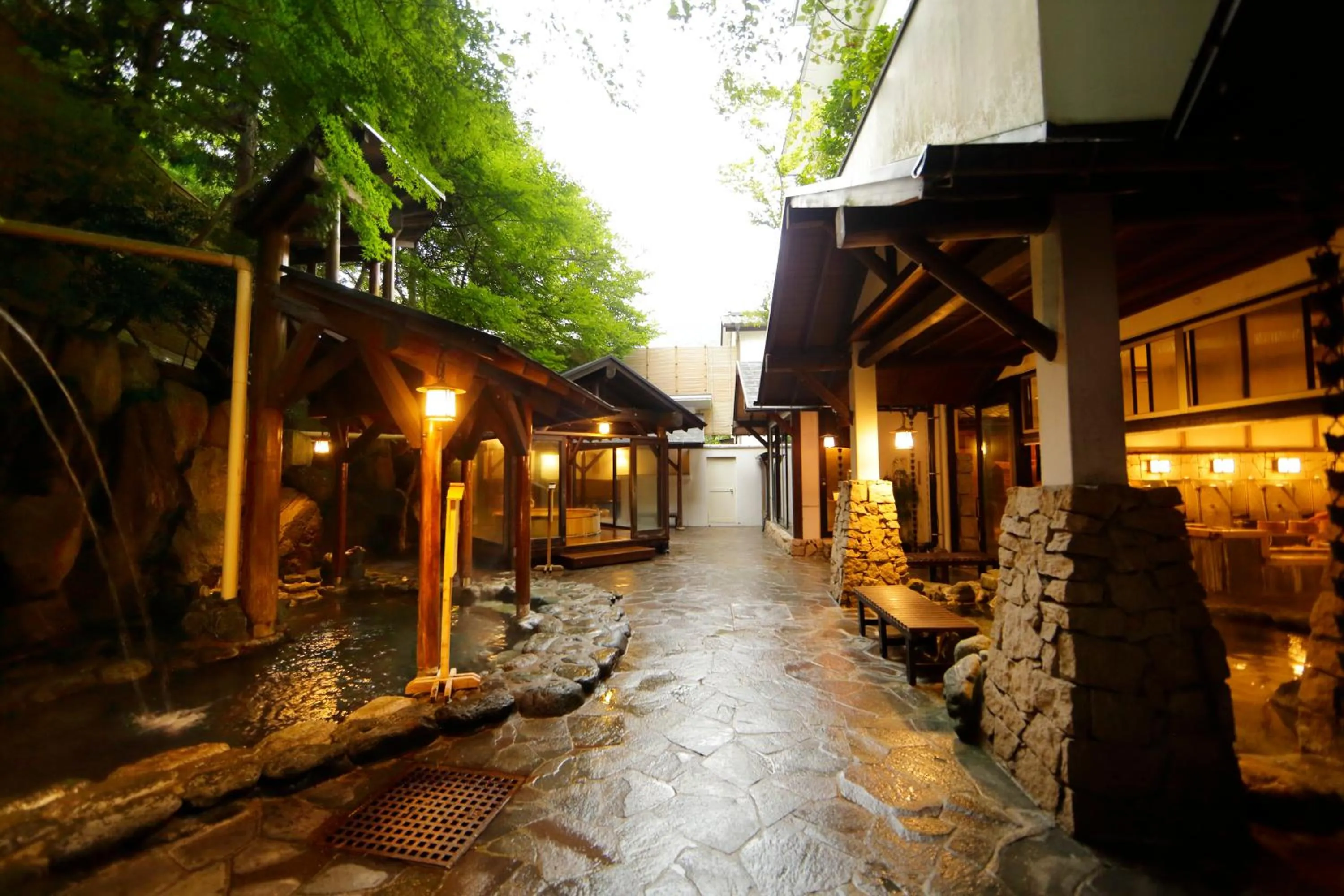 Property building in Hakone Kamon