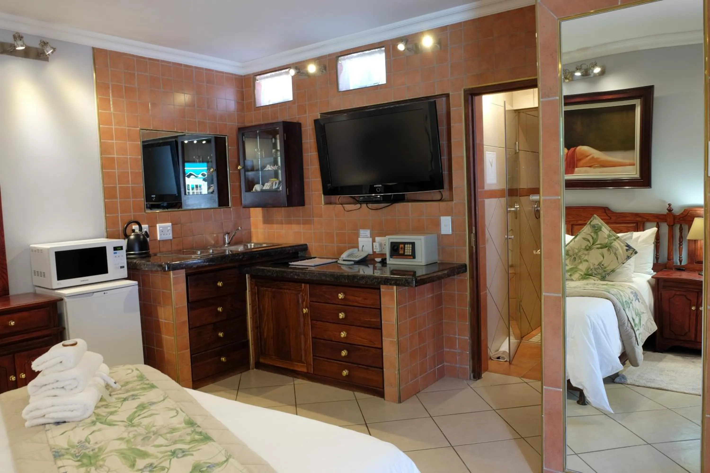 Pool view, Bed in Waterkloof Guest House