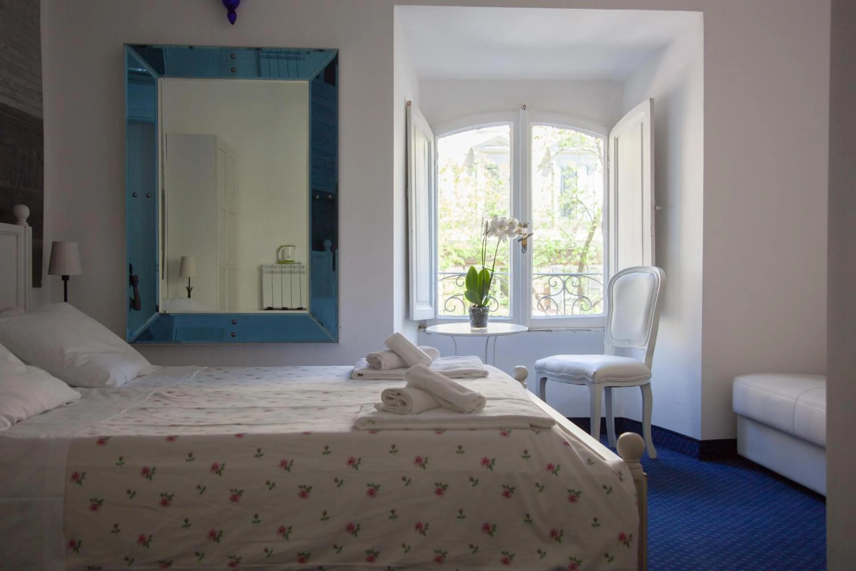 Photo of the whole room, Bed in Vatican Leone IV