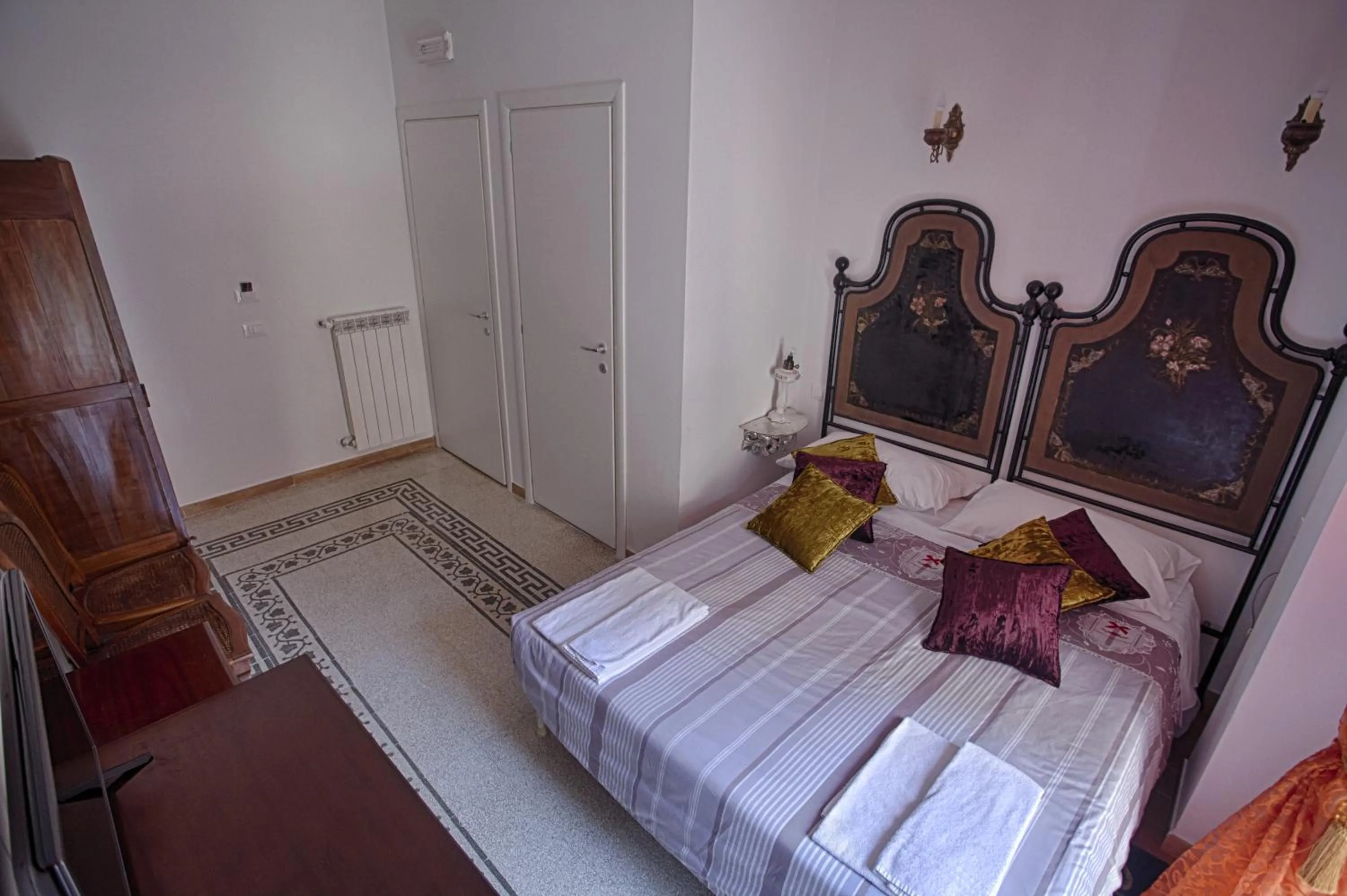 Photo of the whole room, Bed in Vatican Leone IV