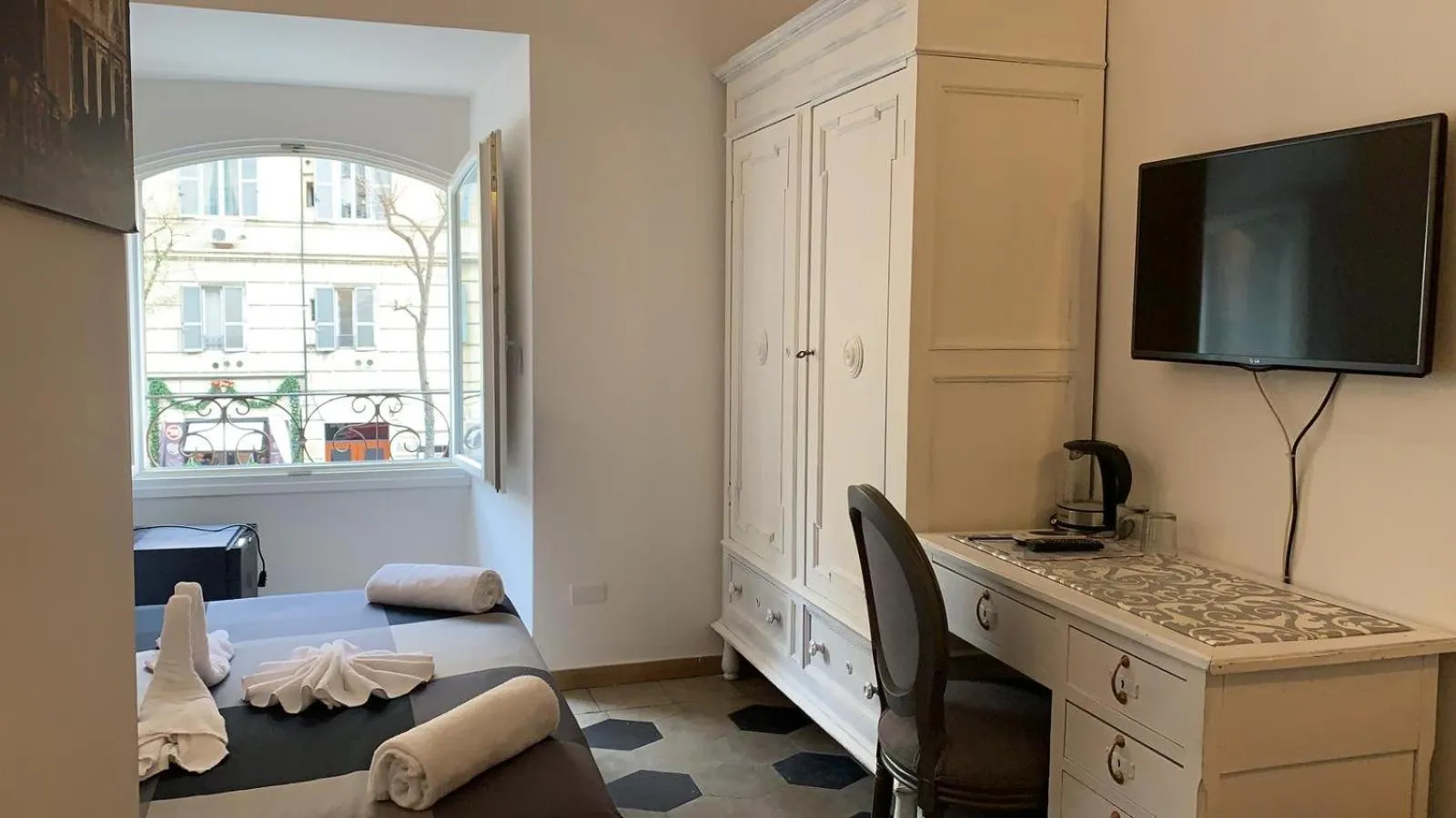 Photo of the whole room, Bed in Vatican Leone IV