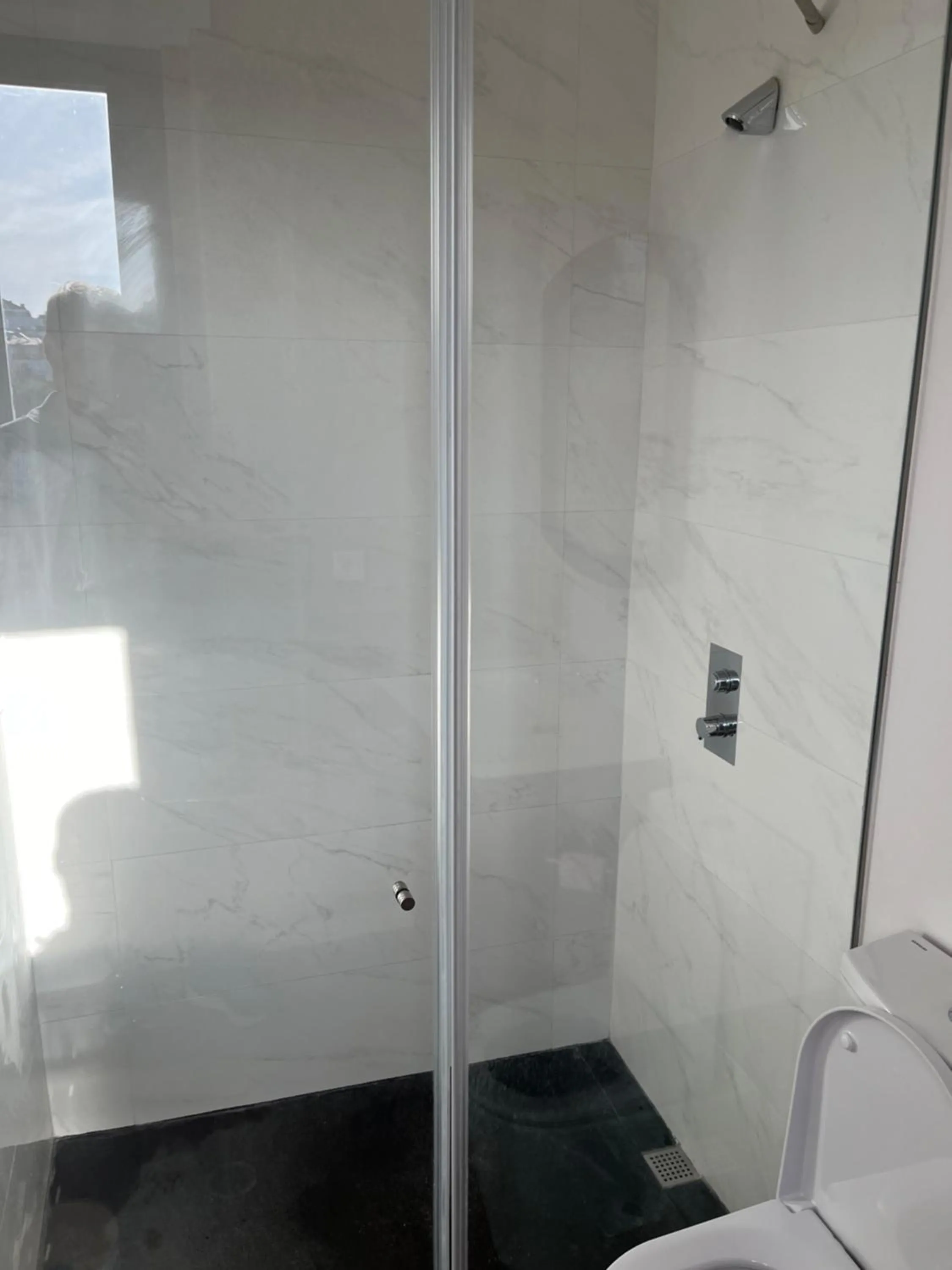 Shower in Ameixial Suites