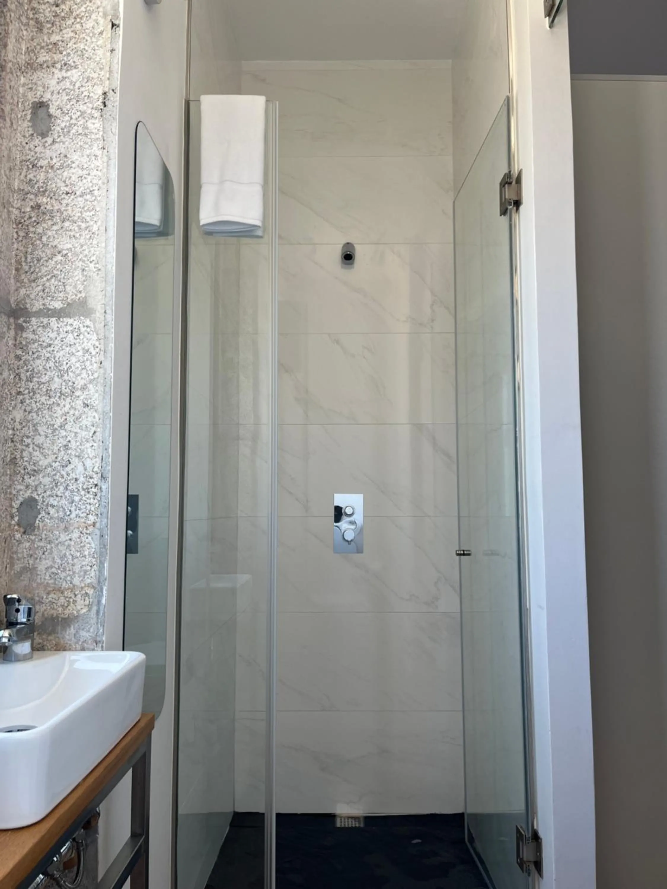 Shower in Ameixial Suites