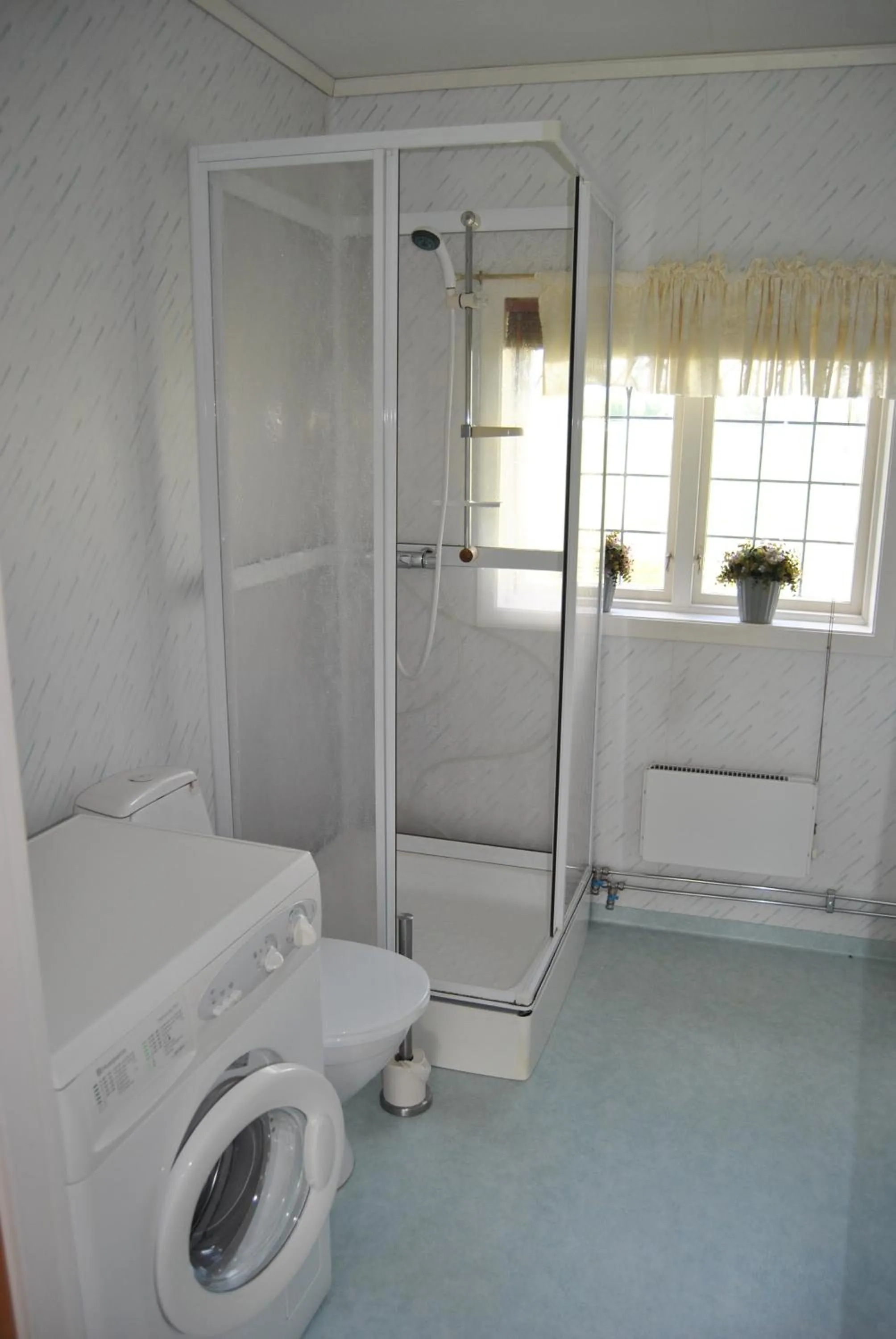 Shower in Orsastuguthyrning-Hansjö