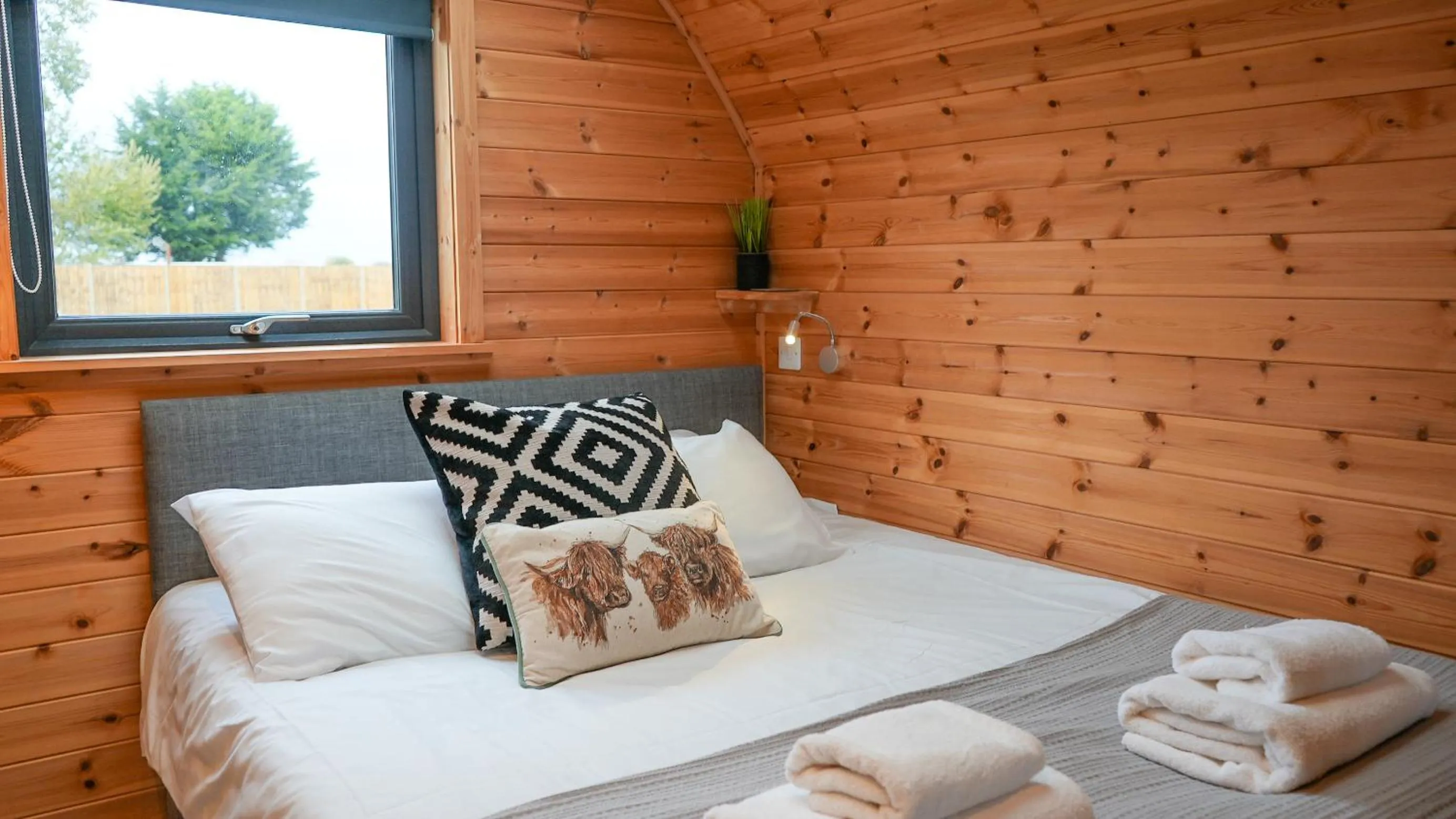 Bedroom, Bed in The Firs Country Park