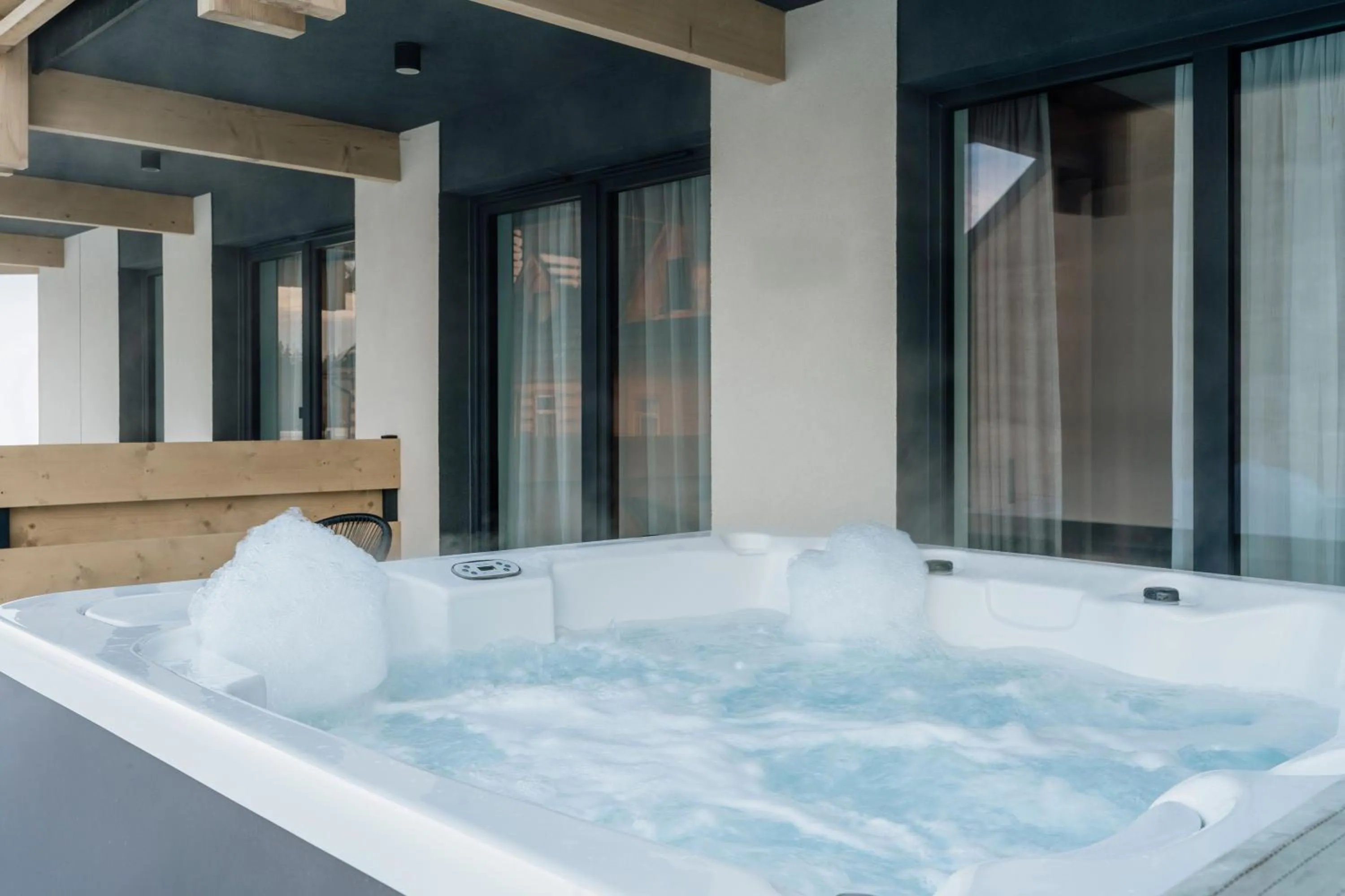 Hot Tub in White Hills - LoftAffair Spa Collection