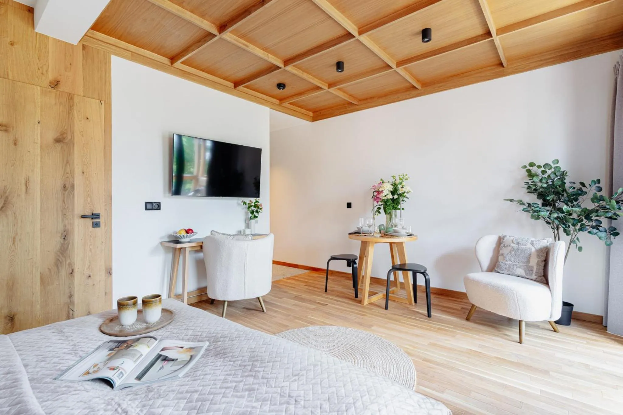 TV and multimedia, Bed in White Hills - LoftAffair Spa Collection