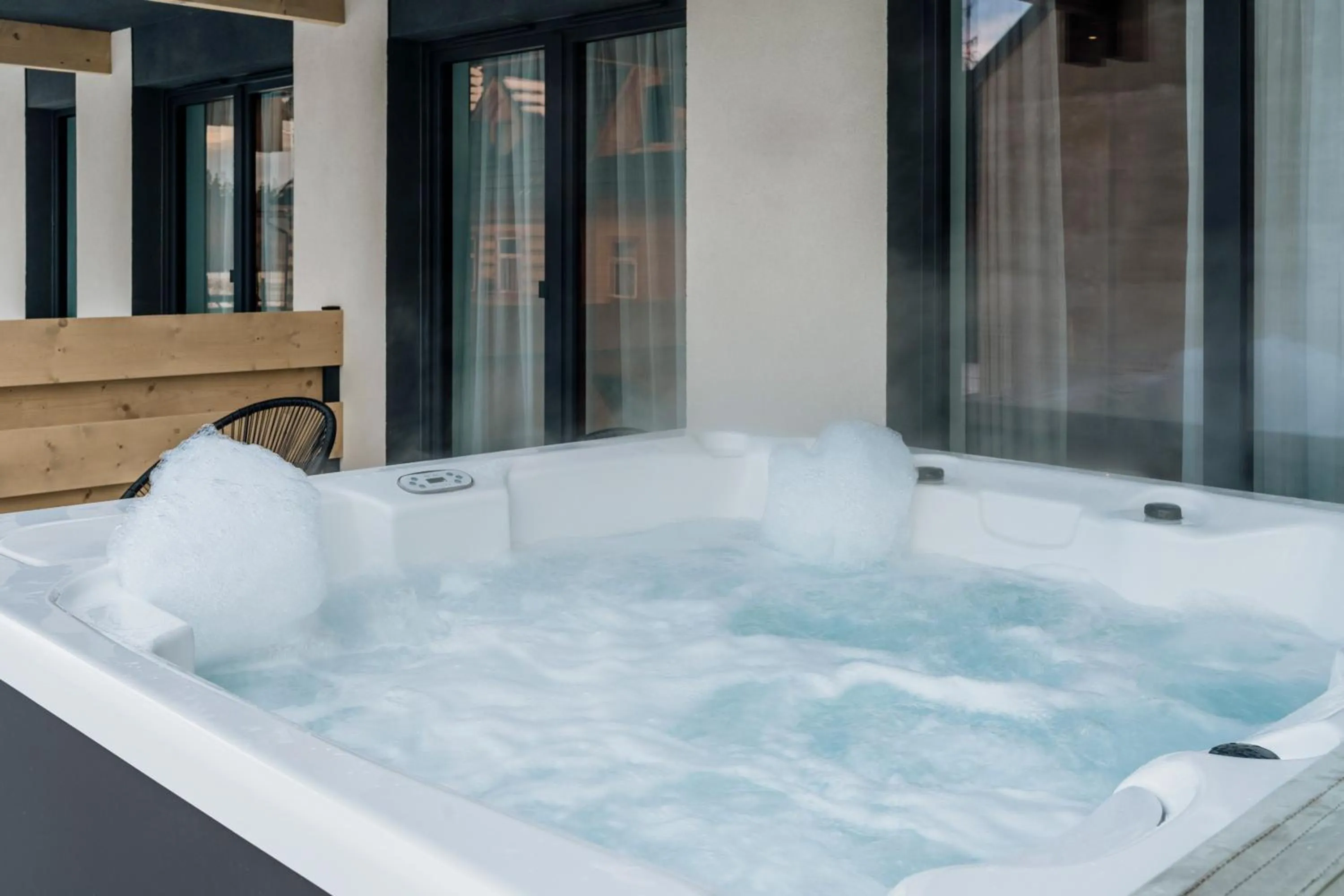 Hot Tub in White Hills - LoftAffair Spa Collection