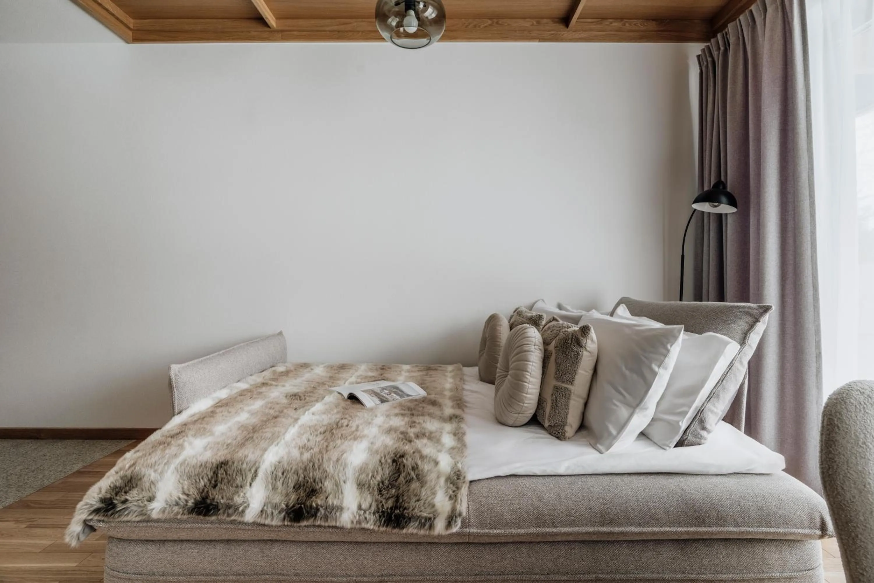 Seating area, Bed in White Hills - LoftAffair Spa Collection