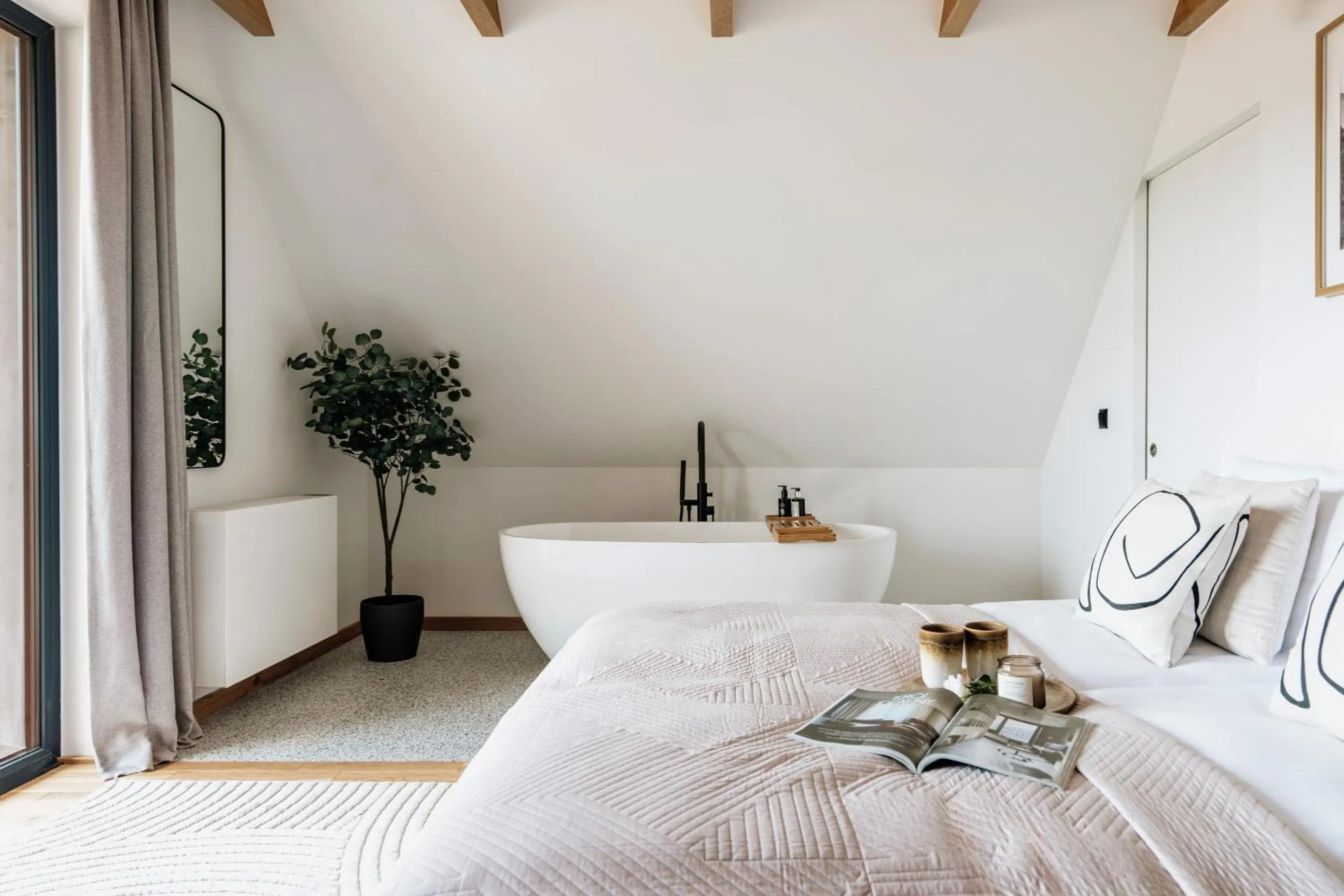 Bedroom, Bed in White Hills - LoftAffair Spa Collection