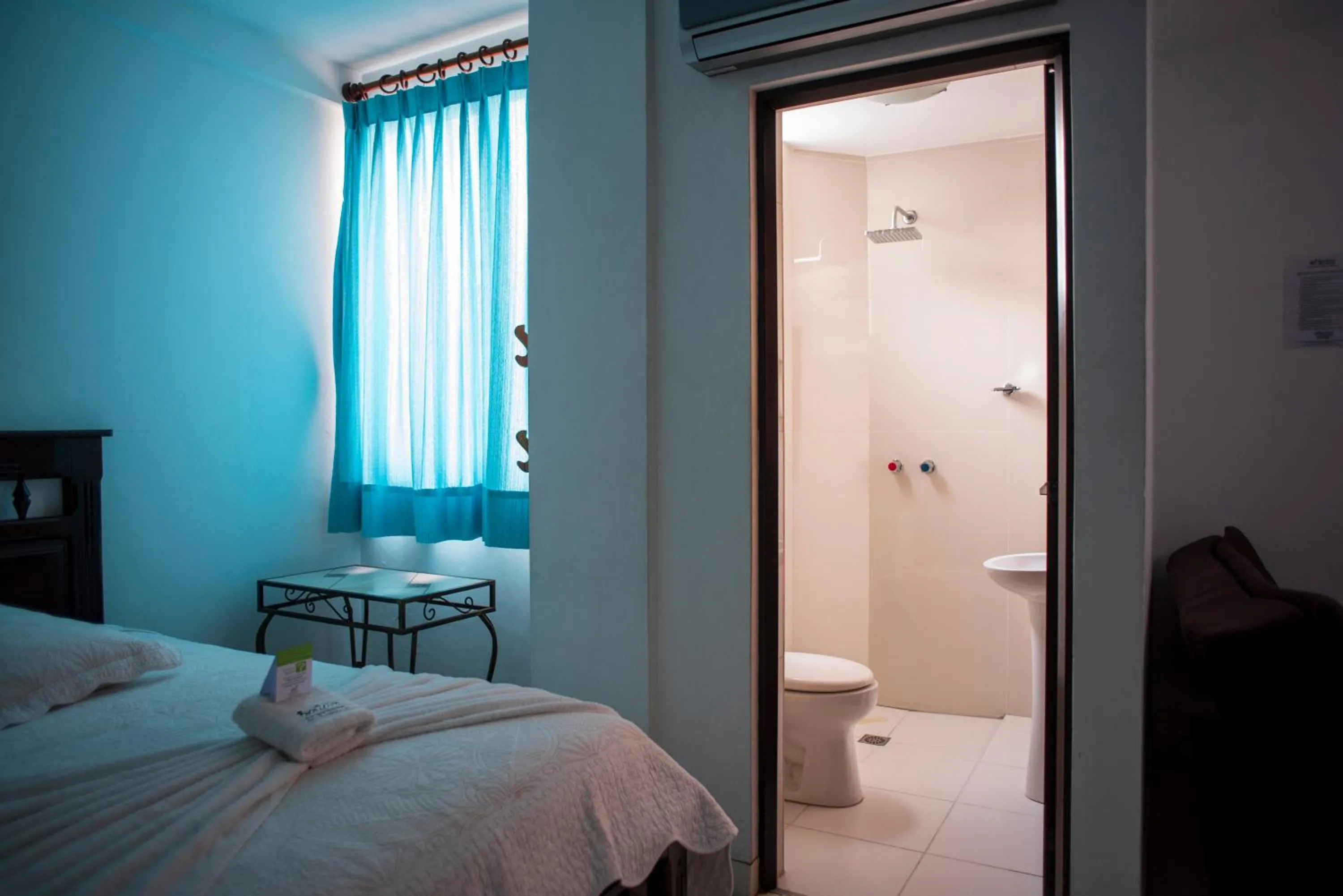 Bathroom, Bed in Buen Retiro Apart Hotel