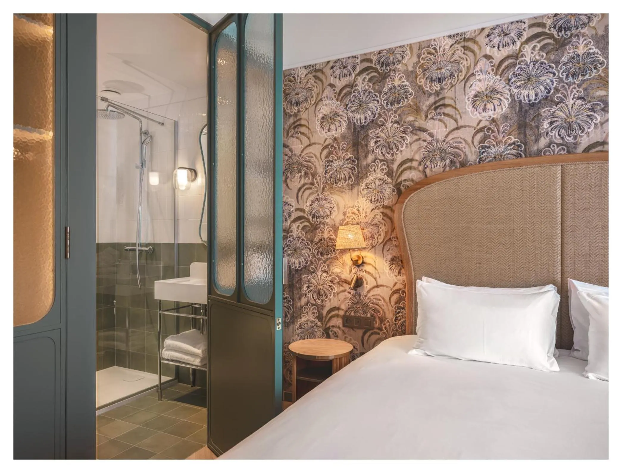 Bathroom, Bed in Miss Fuller