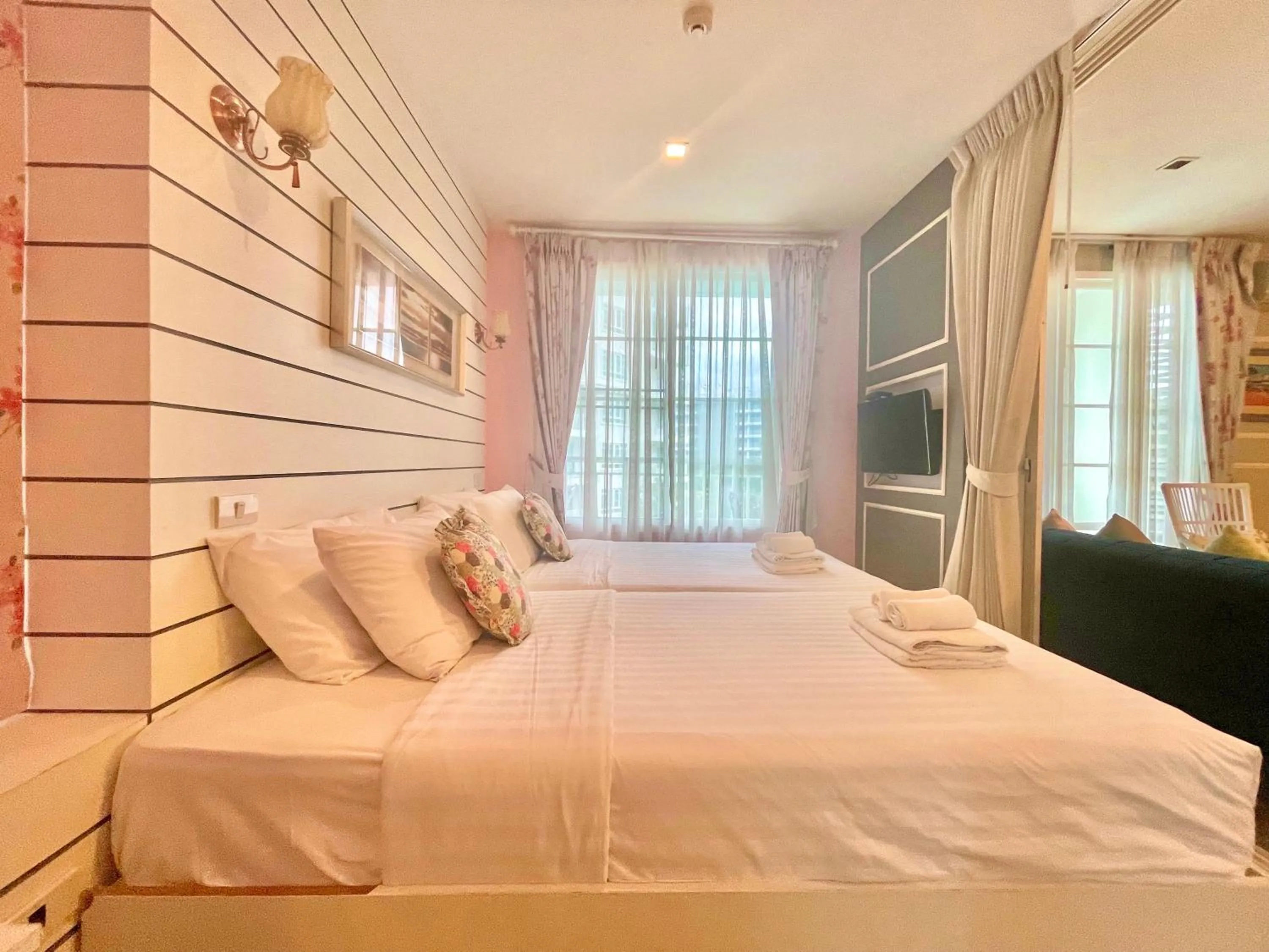 Bed in Summer Huahin Condo 2 Bedrooms Pool View Classic Room