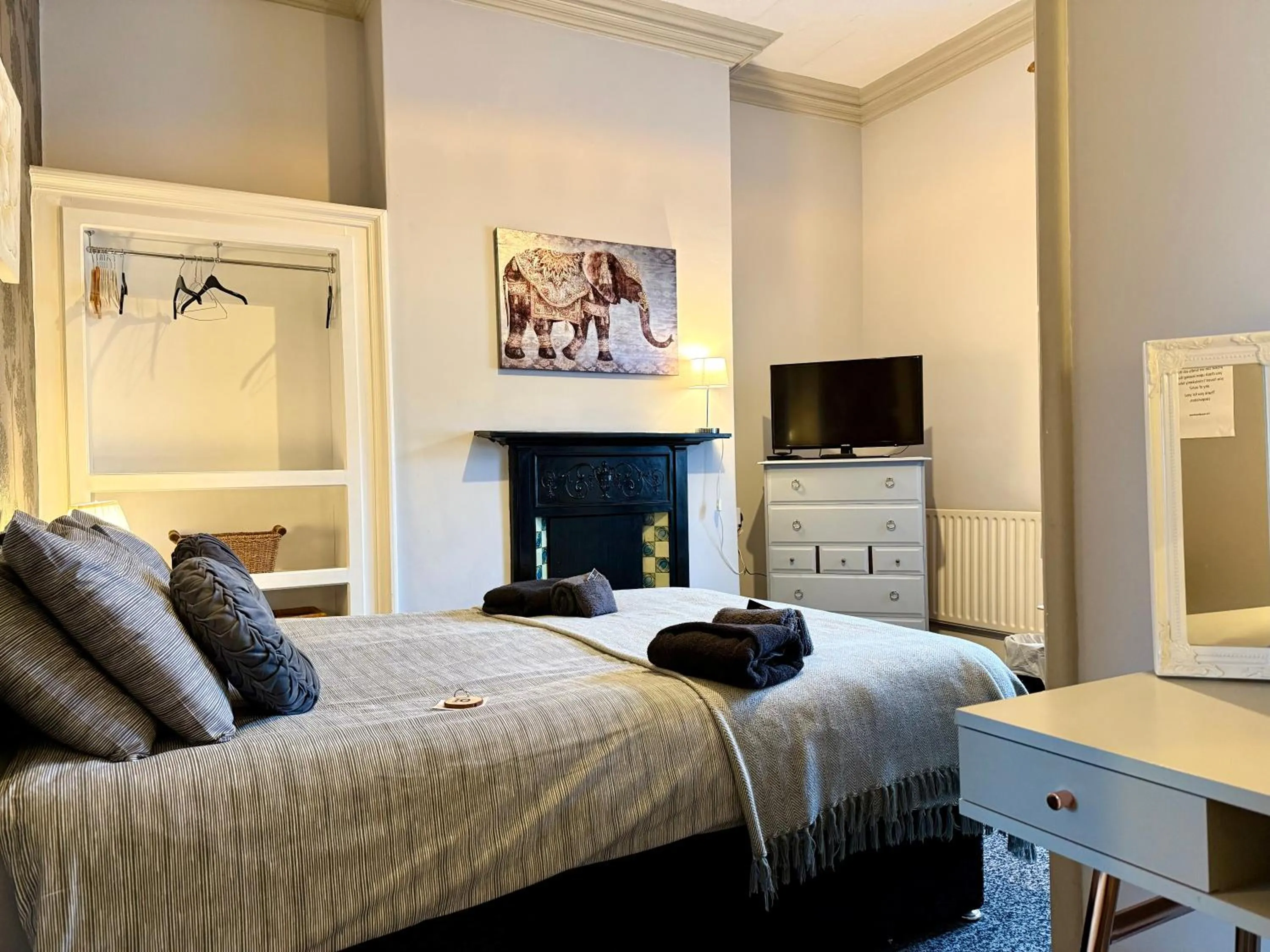 Bedroom, Bed in St Andrews house Hotel