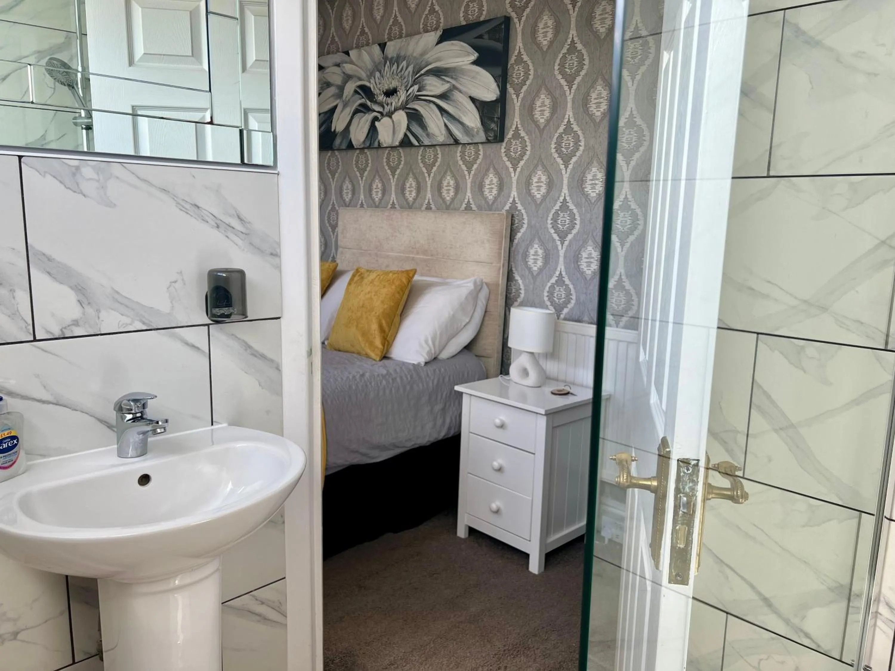 Bedroom, Bed in St Andrews house Hotel