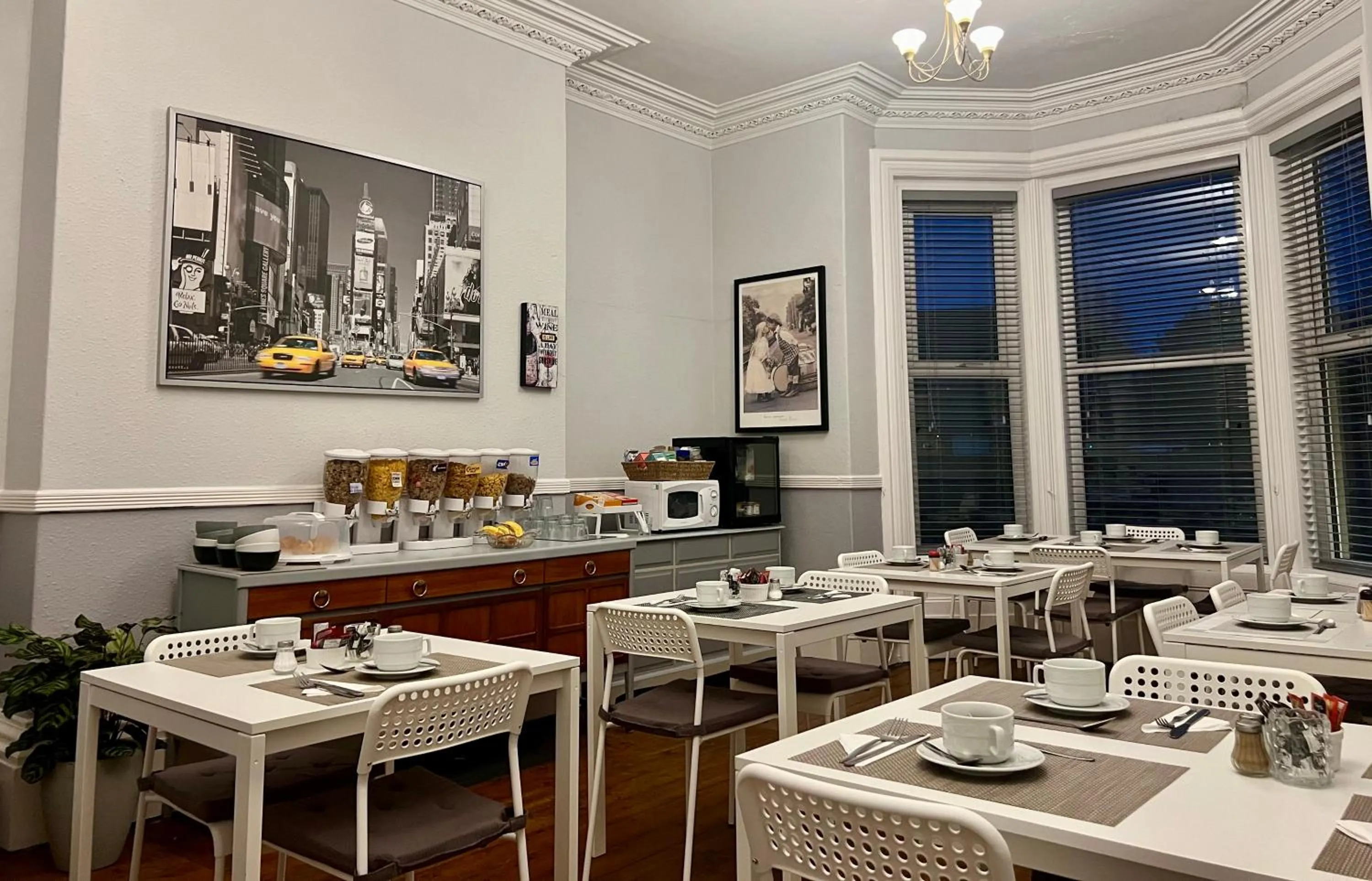 Restaurant/places to eat in St Andrews house Hotel