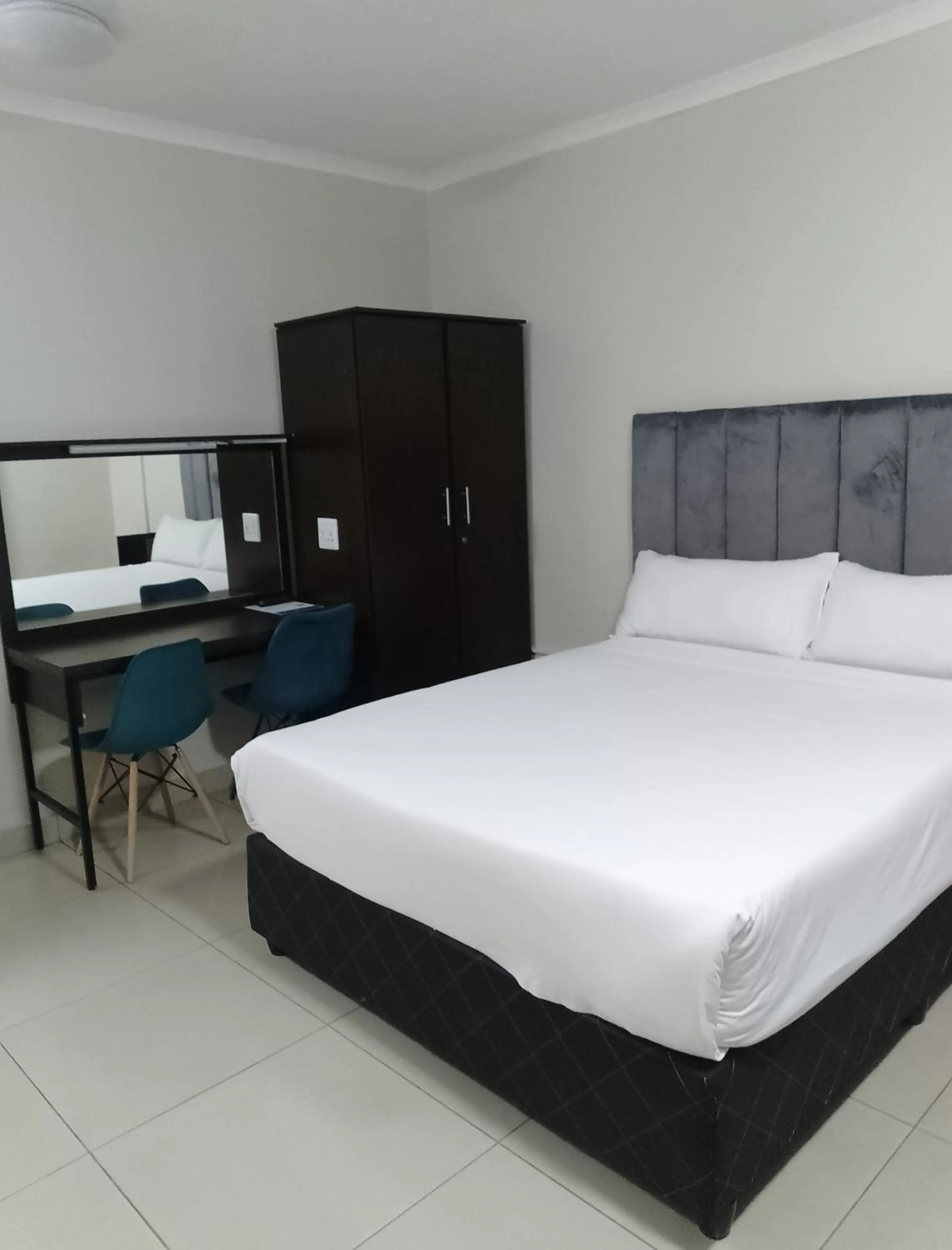 Photo of the whole room, Bed in Bayside Hotel Suites