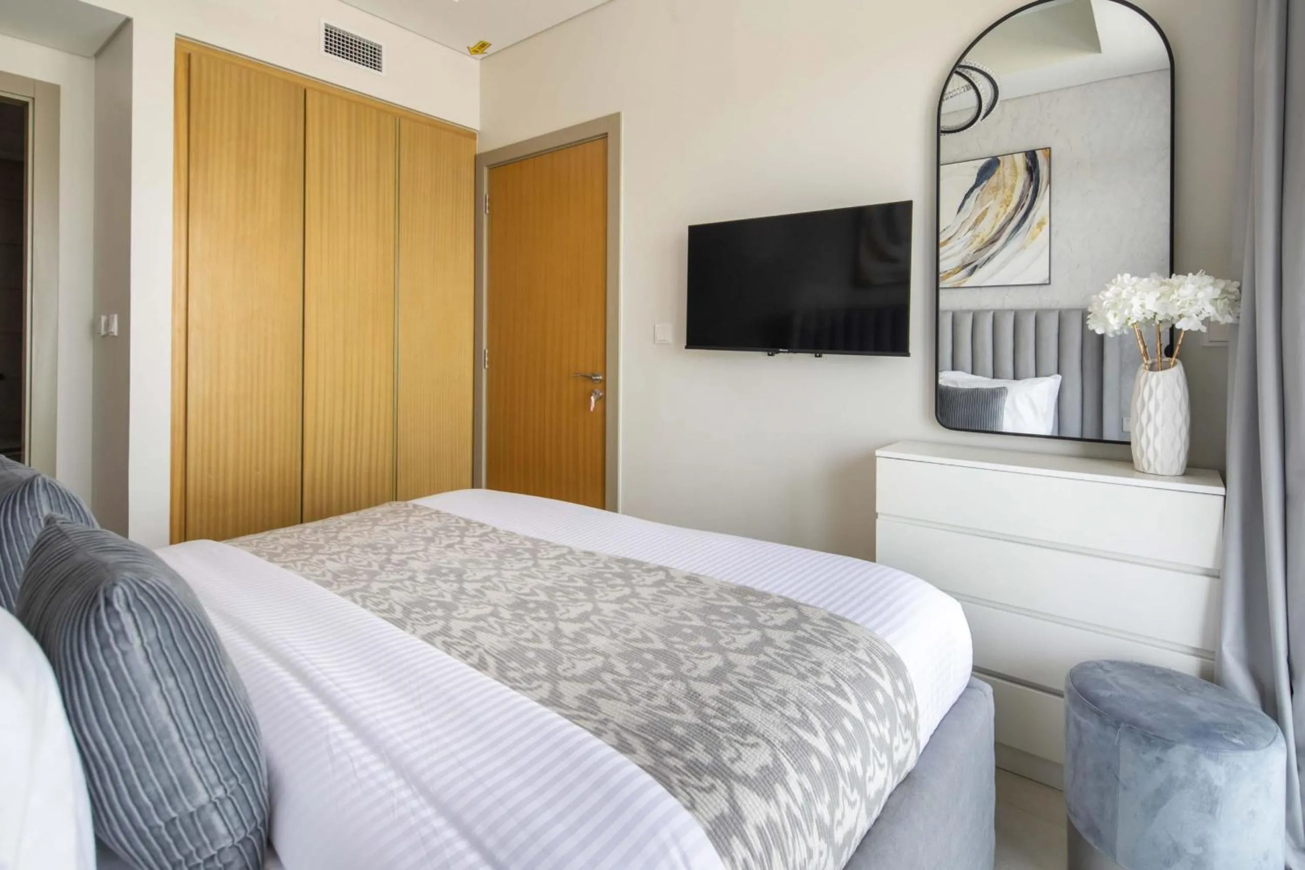 Bed in Frank Porter - Aykon City Tower C