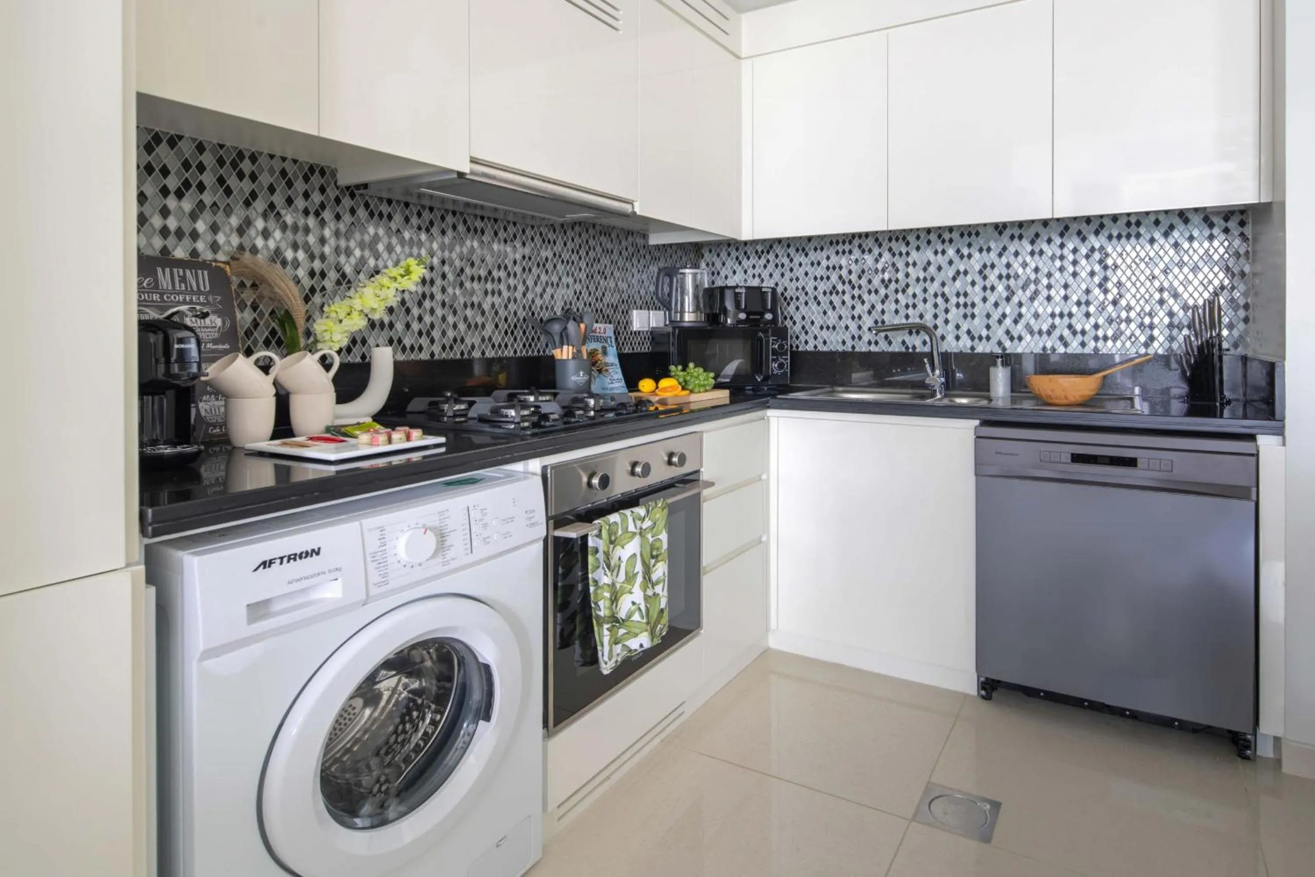 Kitchen or kitchenette in Frank Porter - Aykon City Tower C