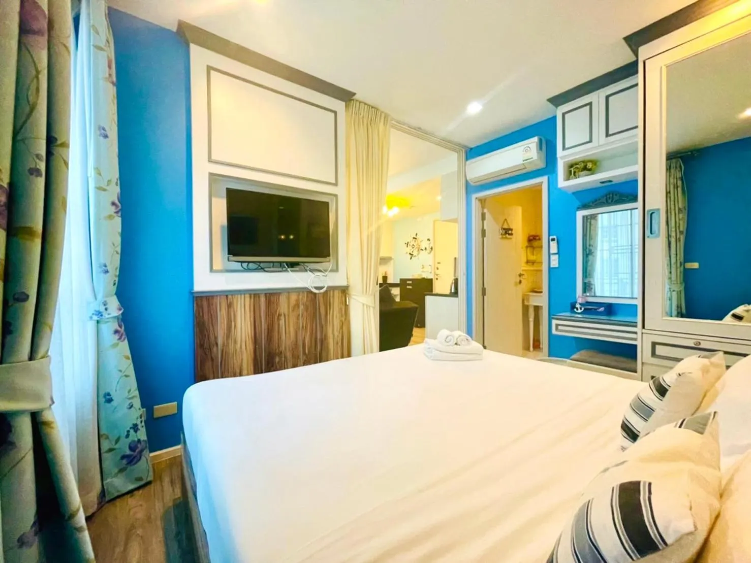 Bed in Summer Huahin Condo classic room pool view