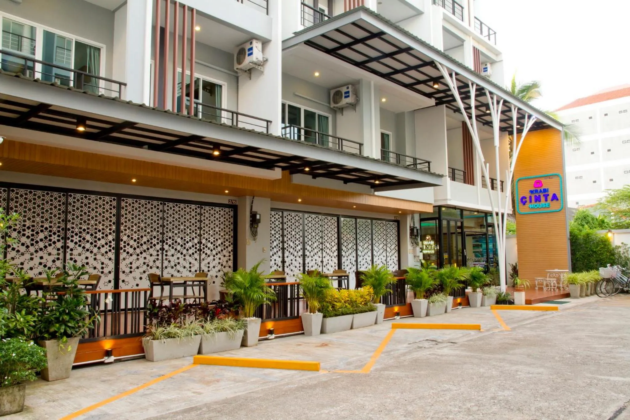 Facade/entrance in Krabi Cinta House