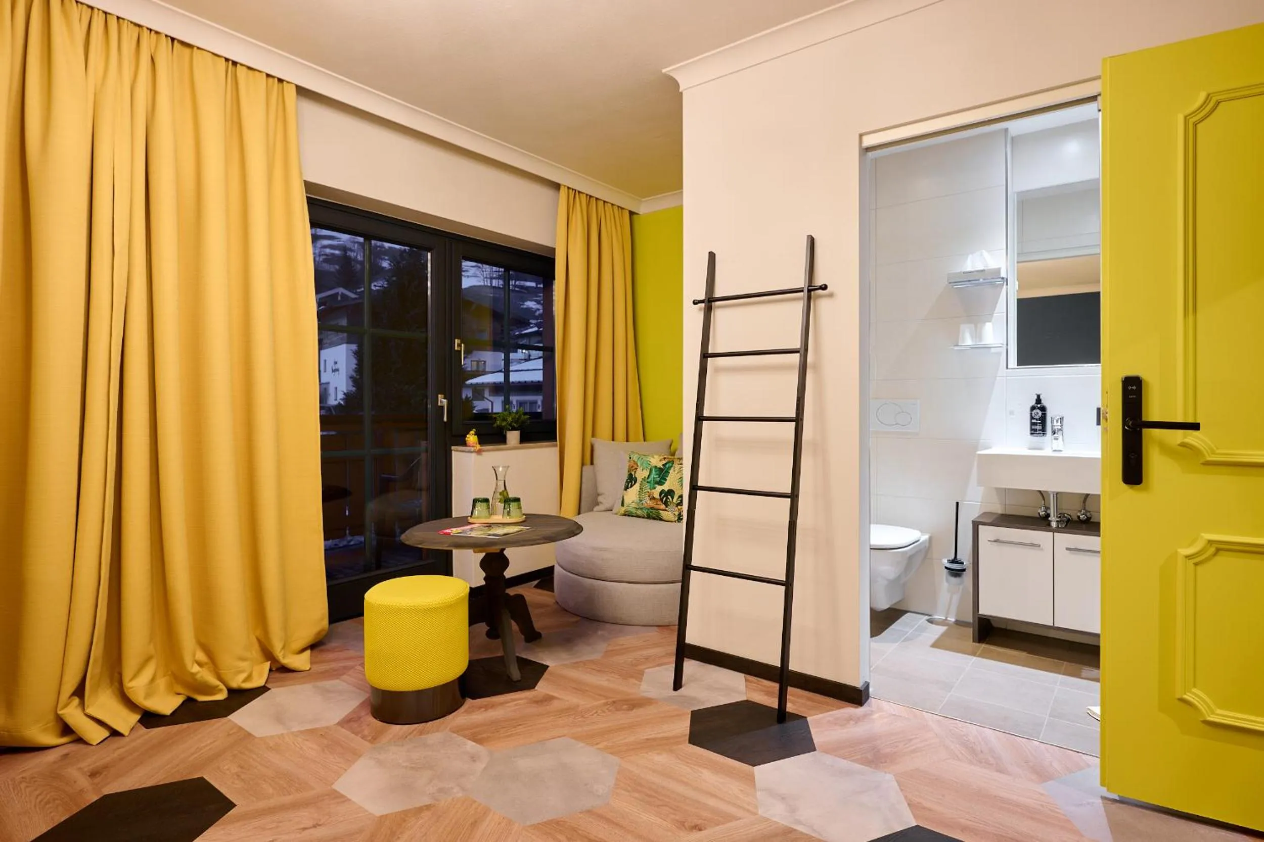 Photo of the whole room, Bed in Boutique House happYellow Saalbach