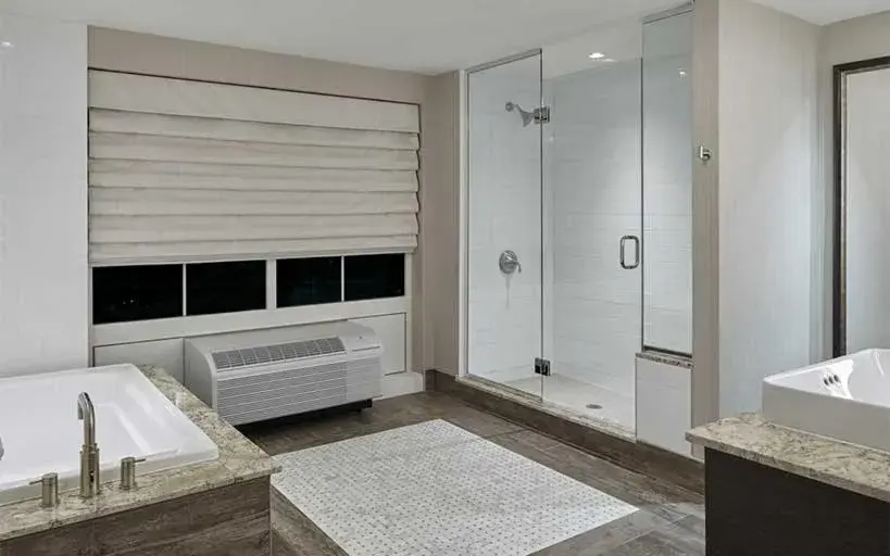 Shower, Bed in Oxford Casino Hotel Shower, Bed in Oxford Casino Hotel