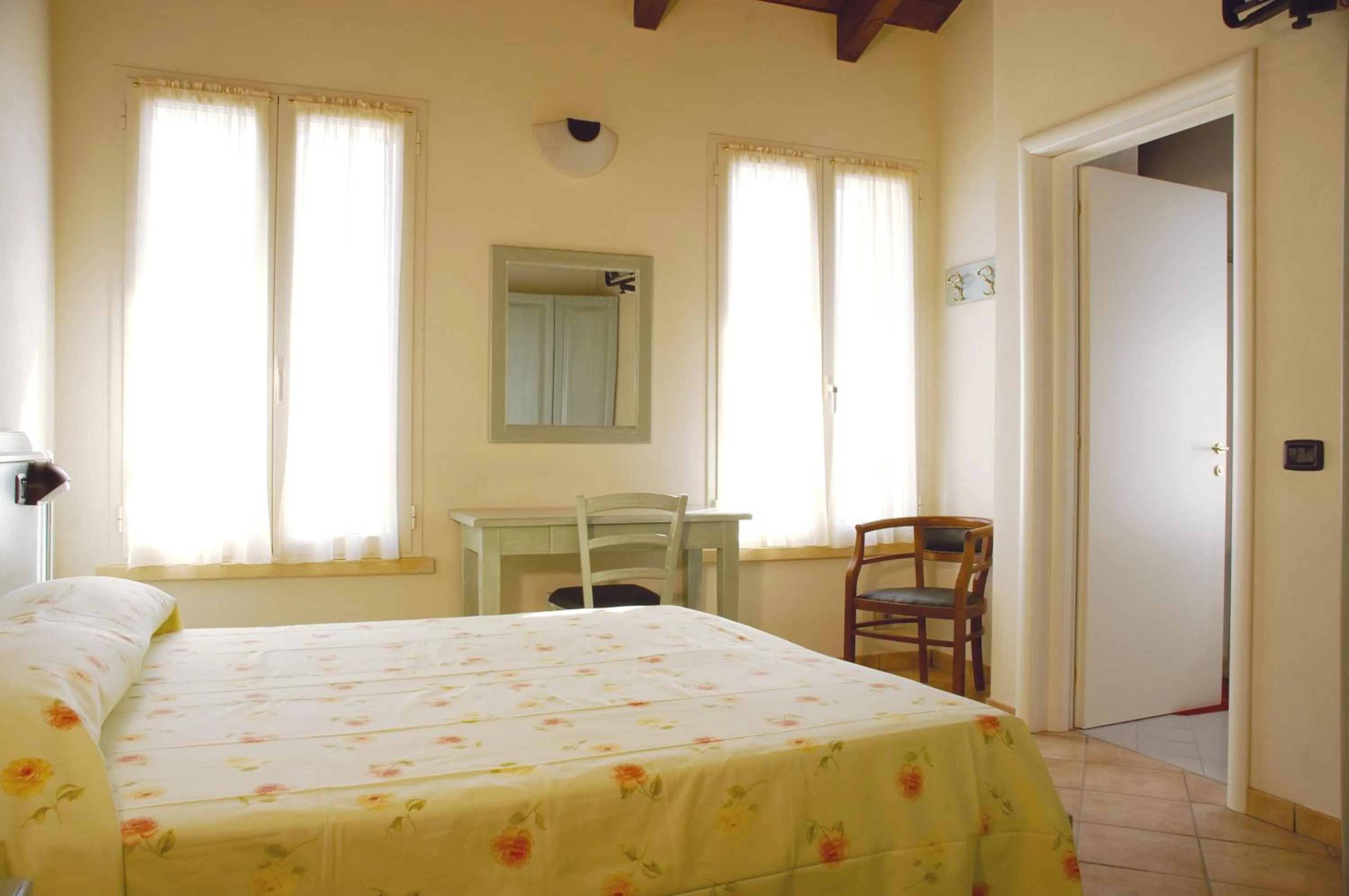 Photo of the whole room, Bed in Albergo del Po