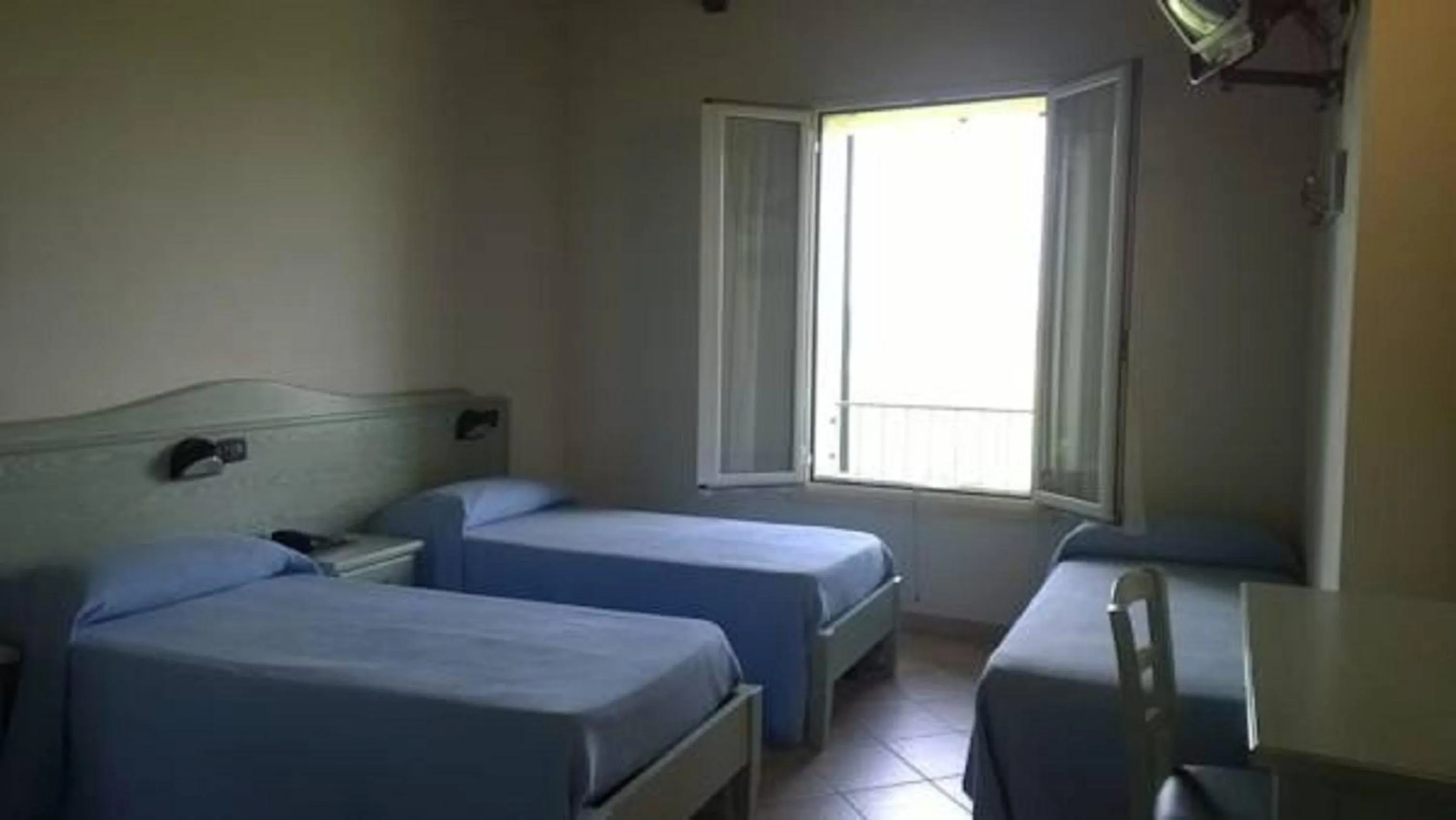 Photo of the whole room, Bed in Albergo del Po