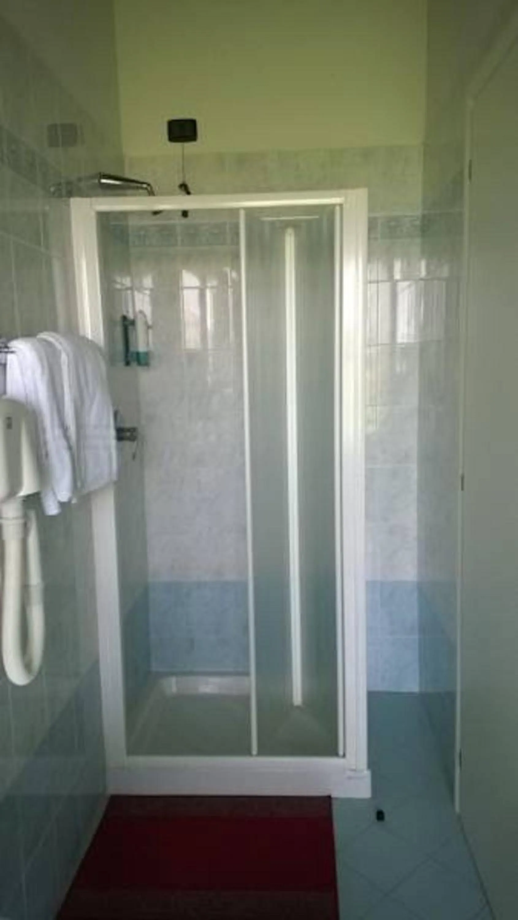 Shower in Albergo del Po