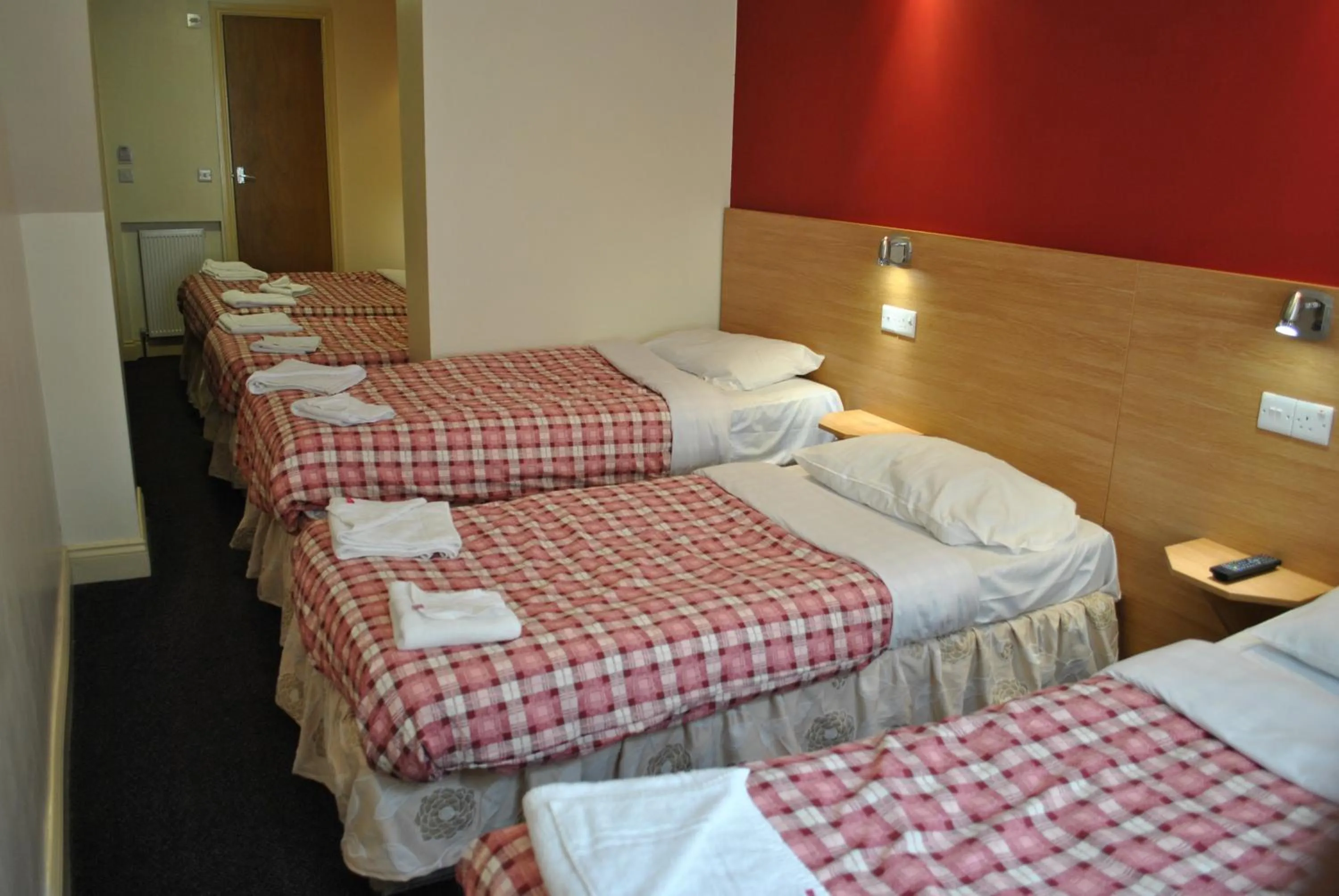 Photo of the whole room, Bed in Carlton Hotel