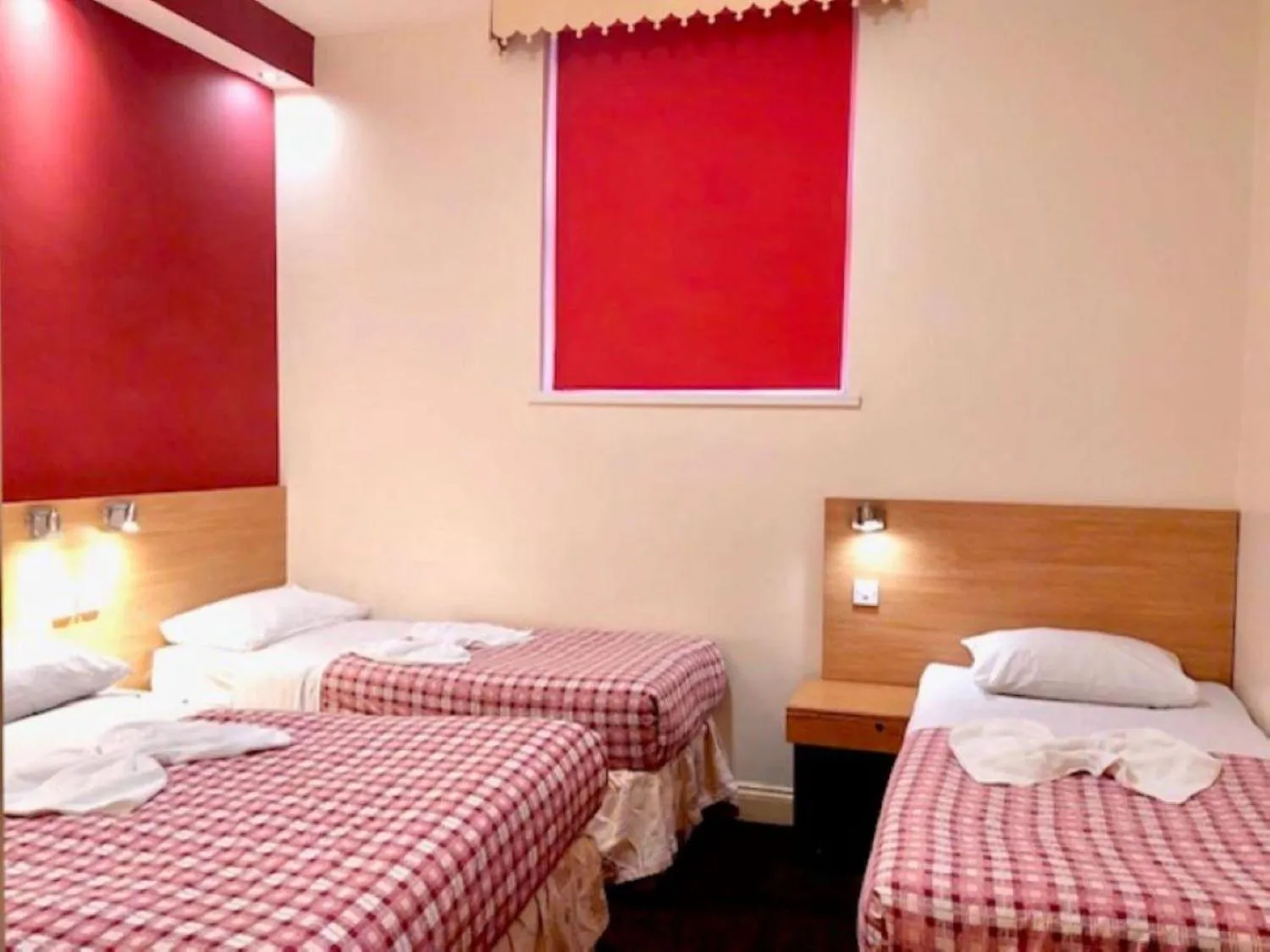 Photo of the whole room, Bed in Carlton Hotel