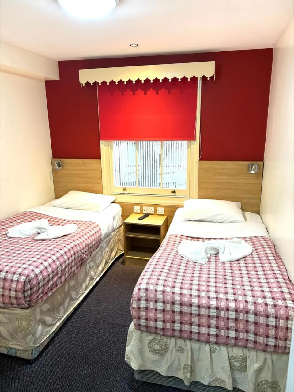 Photo of the whole room, Bed in Carlton Hotel