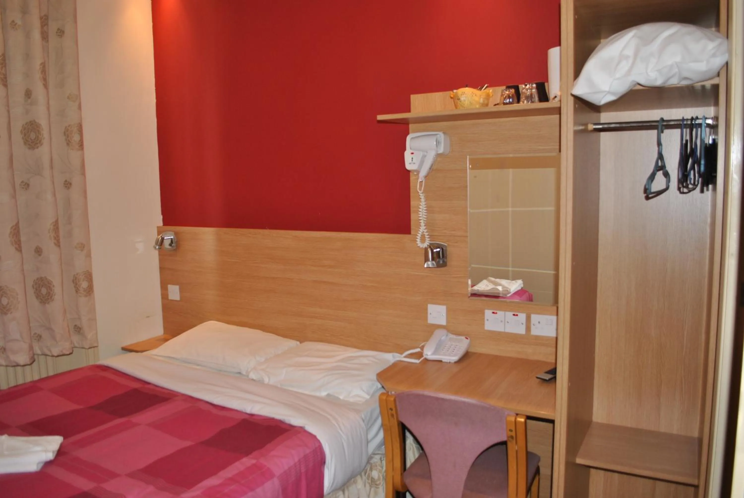 Photo of the whole room, Bed in Carlton Hotel