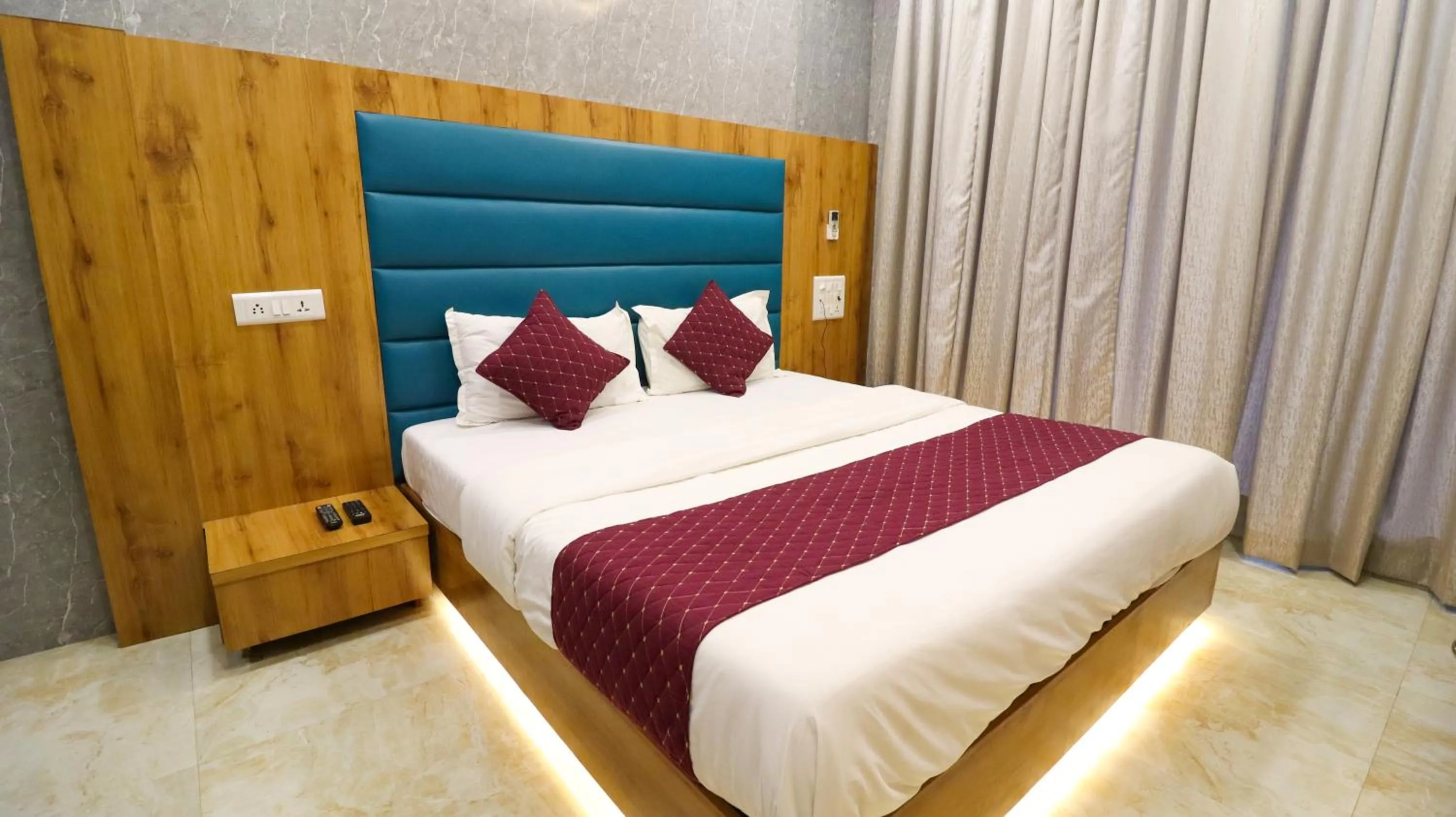 Bedroom, Bed in Hotel National - Grant Road