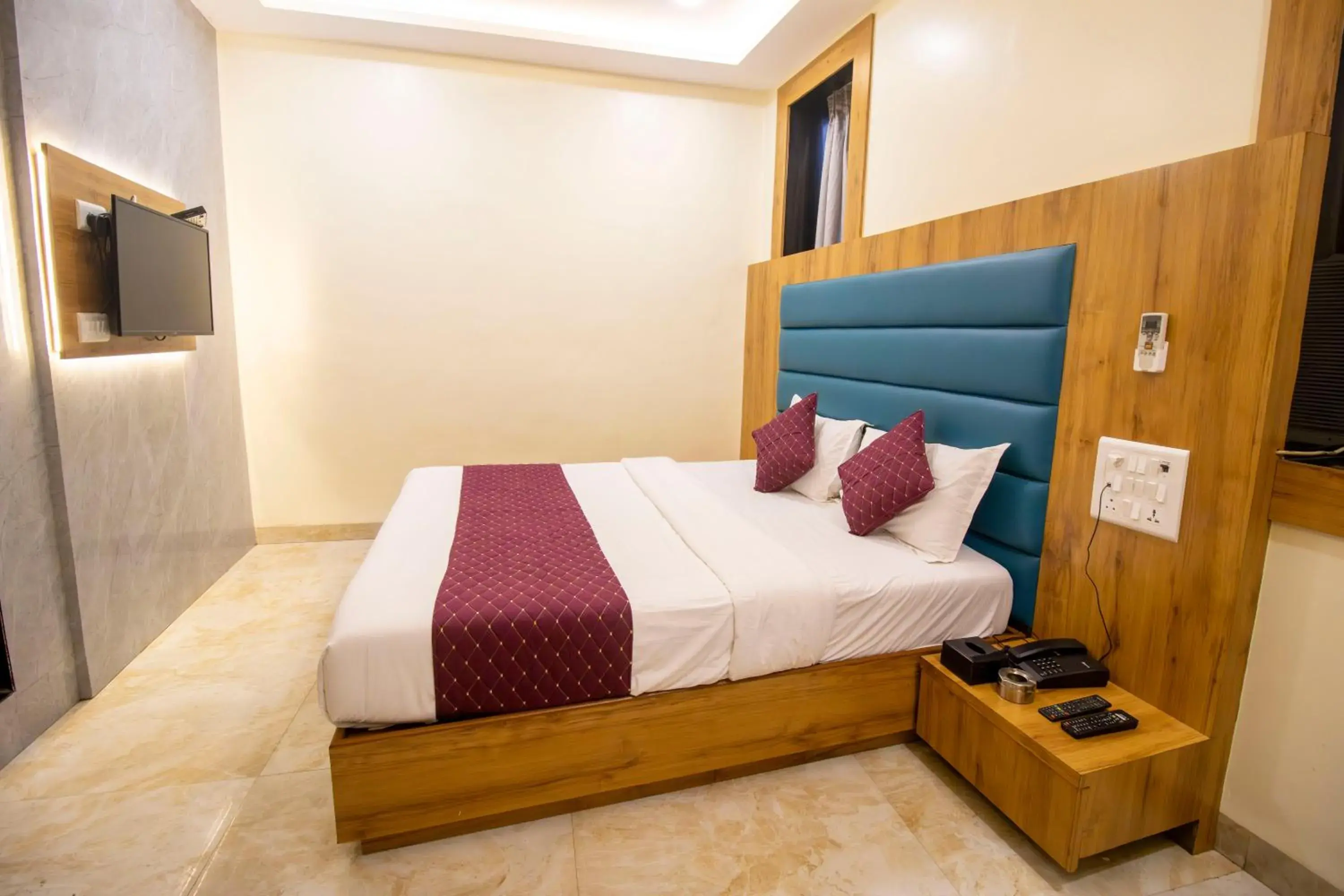 TV and multimedia, Bed in Hotel National - Grant Road TV and multimedia, Bed in Hotel National - Grant Road