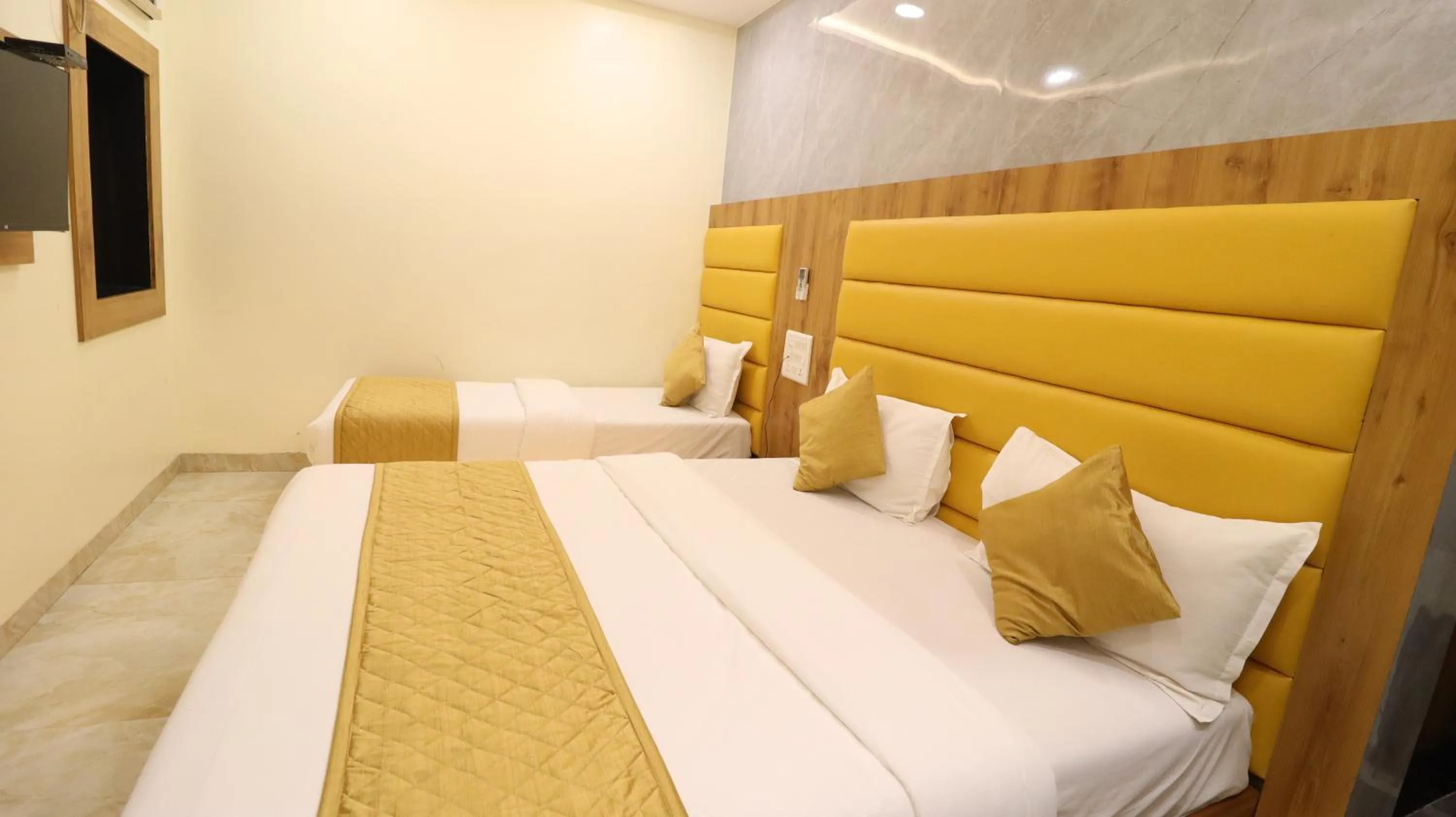 Bedroom, Bed in Hotel National - Grant Road